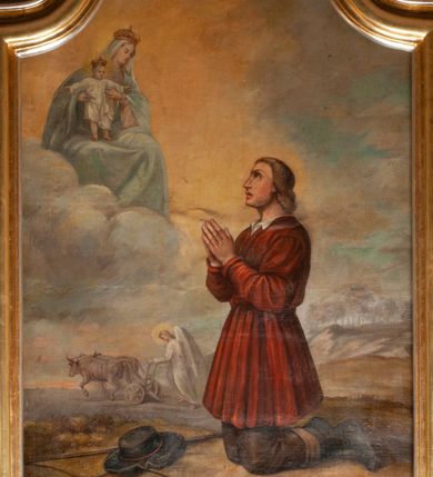 Zdjęcie nr 30: Ołtarz przyścienny, architektoniczny, jednokondygnacyjny ze zwieńczeniem, trójosiowy z bramkami. Mensa murowana prostopadłościenna, antepedium drewniane w złoconej ramie dekorowanej akantem. W jego polu medalion z monogramem maryjnym w glorii promienistej, otoczony przestylizowaną winoroślą. Tabernakulum w osi, metalowe, prostopadłościenne, jednodrzwiczkowe, z przedstawieniem kielicha z hostią. Retabulum ołtarzowe drewniane na cokole. Pole ołtarza z prostokątną, profilowaną ramą zamkniętą łukiem wklęsło-wypukłym z uskokiem. Mieści obraz Matki Boskiej Szkaplerznej, w bogatej akantowo-kwiatowej ramie z umieszczonym u góry, w osi owalnym obrazem Boga Ojca; zasuwany obrazami św. Józefa oraz św. Izydora Oracza. Pole jest ujęte ustawionymi na wysokich cokołach dekorowanych akantem, kolumnami o trzonach wypełnionych ornamentem roślinno-kwiatowym o układzie kandelabrowym oraz u podstawy z pełnoplastycznymi, uskrzydlonymi główkami aniołów; kapitele kompozytowe. Kolumny dźwigają niepełne, wyniesione pośrodku belkowanie, z odcinkami półkolistego przyczółka, na którym siedzą pełnoplastyczne, złocone figurki puttów. Fryz dekorowany akantem. W zwieńczeniu obraz św. Antoniego Padewskiego, prostokątny, zamknięty półkoliście, ujęty akantowymi wolutami. W bocznych osiach, ponad bramkami, prostokątne obrazy z lewej: św. Anny, z prawej: św. Joachima, dekorowane złoconym, ażurowym zwieńczeniem z kartuszy ujętych akantem. Ołtarz utrzymany w odcieniach beżu i szarości ze złoceniami w partiach ornamentów oraz w załamaniach profili architektonicznych.