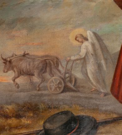 Zdjęcie nr 33: Ołtarz przyścienny, architektoniczny, jednokondygnacyjny ze zwieńczeniem, trójosiowy z bramkami. Mensa murowana prostopadłościenna, antepedium drewniane w złoconej ramie dekorowanej akantem. W jego polu medalion z monogramem maryjnym w glorii promienistej, otoczony przestylizowaną winoroślą. Tabernakulum w osi, metalowe, prostopadłościenne, jednodrzwiczkowe, z przedstawieniem kielicha z hostią. Retabulum ołtarzowe drewniane na cokole. Pole ołtarza z prostokątną, profilowaną ramą zamkniętą łukiem wklęsło-wypukłym z uskokiem. Mieści obraz Matki Boskiej Szkaplerznej, w bogatej akantowo-kwiatowej ramie z umieszczonym u góry, w osi owalnym obrazem Boga Ojca; zasuwany obrazami św. Józefa oraz św. Izydora Oracza. Pole jest ujęte ustawionymi na wysokich cokołach dekorowanych akantem, kolumnami o trzonach wypełnionych ornamentem roślinno-kwiatowym o układzie kandelabrowym oraz u podstawy z pełnoplastycznymi, uskrzydlonymi główkami aniołów; kapitele kompozytowe. Kolumny dźwigają niepełne, wyniesione pośrodku belkowanie, z odcinkami półkolistego przyczółka, na którym siedzą pełnoplastyczne, złocone figurki puttów. Fryz dekorowany akantem. W zwieńczeniu obraz św. Antoniego Padewskiego, prostokątny, zamknięty półkoliście, ujęty akantowymi wolutami. W bocznych osiach, ponad bramkami, prostokątne obrazy z lewej: św. Anny, z prawej: św. Joachima, dekorowane złoconym, ażurowym zwieńczeniem z kartuszy ujętych akantem. Ołtarz utrzymany w odcieniach beżu i szarości ze złoceniami w partiach ornamentów oraz w załamaniach profili architektonicznych.