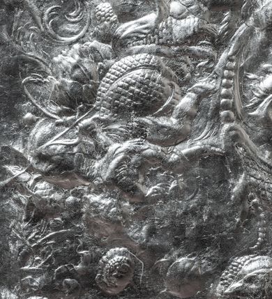 Zdjęcie nr 52: Drewniany, przyścienny ołtarz o formach architektonicznych, jednoosiowy, jednokondygnacyjny ze zwieńczeniem. Mensa murowana w kształcie prostopadłościanu zwieńczonego profilowanym gzymsem; antepedium prostokątne, w drewnianej, płaskorzeźbionej w motywy akantowe, złoconej ramie, dwustronne. Awers tłoczony, srebrzony, wykonany w technice papier mâché; rewers z malowanym na desce wyobrażeniem Veraicon na tle narzędzi męki. Tabernakulum na osi, złożone z mosiężnej, złoconej, sześciobocznej skrzynki w rozbudowanej, drewnianej obudowie o formach architektonicznych. Na nim tron wystawienia w kształcie niszy dekorowanej kratką, nakrytej kopułką z latarnią i przysłoniętej złapanymi po bokach kotarami. Na latarni rzeźbione przedstawienie pelikana karmiącego pisklęta własną krwią. Skrzynkę z tronem ulokowano na tle parawanu ustawionego na podwójnym cokole, ażurowego w górnej części, wypełnionego dekoracją roślinną, złączonego z kopułka spływami. 
Retabulum ołtarzowe drewniane wsparte na wysokim, dwudzielnym, murowanym cokole. Cokół w obudowie drewnianej, jego kondygnacje wydzielone wydatnymi, silnie występującymi przed lico gzymsami; mocno wysunięte ku przodowi części przednie. Ich lica z prostokątnymi płycinami mieszczącymi suchy akant; w części środkowej drugiej kondygnacji cokołu, dodatkowo pełnoplastyczne główki puttów. Na cokole ustawione zdwojone, złocone kolumny o skręconych trzonach i kompozytowych kapitelach. Pomiędzy nimi płyciny wypełnione dekoracją w formie podwieszonego wieńca, u jego szczytu putta pełniące rolę atlantów. Na tle płycin ustawione drewniane, złocone figury z lewej św. Zygmunta i z prawej św. Marii Magdaleny – patronów kościoła. Pole ołtarza z prostokątną niszą zamkniętą łukiem wyniesionym; ujętą płaskorzeźbioną, złoconą ramą zdobioną suchym akantem. W niszy pełnoplastyczny, polichromowany i złocony krucyfiks na aksamitnym tle, flankowany przez płaskorzeźbione wyobrażenia słońca i księżyca. Nisza zasuwana obrazem z Przemienieniem na górze Tabor, w drewnianej, złoconej sukience. Kolumny dźwigają pełne, wyłamane na osiach podpór belkowanie, z wydatnym, silnie profilowanym gzymsem; na jego osi złocony monogram „IHS” w otoku ze srebrzonych obłoków na tle promienistej glorii. Całość wieńczą fragmenty przerwanego przyczółka o formach wklęsło-wypukłych, z ażurową dekoracją z suchego akantu. Pomiędzy ramionami przyczółka złocona gloria promienista, w centrum której płaskorzeźbiona postać Boga Ojca siedzącego na srebrzonym obłoku ze srebrzoną gołębicą Ducha Świętego u stóp. Na ramionach glorii uskrzydlone główki puttów, niektóre na tle obłoków. Po bokach, na gzymsie siedzące postaci nagich, adorujących puttów. Ołtarz ujęty ażurowymi, złoconymi uszami z suchego akantu, w który wplecione są groteskowe putta trzymające pochodnie. Większość powierzchni ołtarza marmoryzowana, w kolorze jasnej, oliwkowej zieleni, z ciemniejszymi brązowymi elementami wypełniającymi płyciny. Złocenia w partiach ornamentów, kolumn oraz załamaniach profili elementów architektonicznych; srebrzone obłoki, części szat postaci i pelikan. 