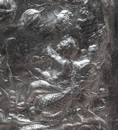 Zdjęcie nr 55: Drewniany, przyścienny ołtarz o formach architektonicznych, jednoosiowy, jednokondygnacyjny ze zwieńczeniem. Mensa murowana w kształcie prostopadłościanu zwieńczonego profilowanym gzymsem; antepedium prostokątne, w drewnianej, płaskorzeźbionej w motywy akantowe, złoconej ramie, dwustronne. Awers tłoczony, srebrzony, wykonany w technice papier mâché; rewers z malowanym na desce wyobrażeniem Veraicon na tle narzędzi męki. Tabernakulum na osi, złożone z mosiężnej, złoconej, sześciobocznej skrzynki w rozbudowanej, drewnianej obudowie o formach architektonicznych. Na nim tron wystawienia w kształcie niszy dekorowanej kratką, nakrytej kopułką z latarnią i przysłoniętej złapanymi po bokach kotarami. Na latarni rzeźbione przedstawienie pelikana karmiącego pisklęta własną krwią. Skrzynkę z tronem ulokowano na tle parawanu ustawionego na podwójnym cokole, ażurowego w górnej części, wypełnionego dekoracją roślinną, złączonego z kopułka spływami. 
Retabulum ołtarzowe drewniane wsparte na wysokim, dwudzielnym, murowanym cokole. Cokół w obudowie drewnianej, jego kondygnacje wydzielone wydatnymi, silnie występującymi przed lico gzymsami; mocno wysunięte ku przodowi części przednie. Ich lica z prostokątnymi płycinami mieszczącymi suchy akant; w części środkowej drugiej kondygnacji cokołu, dodatkowo pełnoplastyczne główki puttów. Na cokole ustawione zdwojone, złocone kolumny o skręconych trzonach i kompozytowych kapitelach. Pomiędzy nimi płyciny wypełnione dekoracją w formie podwieszonego wieńca, u jego szczytu putta pełniące rolę atlantów. Na tle płycin ustawione drewniane, złocone figury z lewej św. Zygmunta i z prawej św. Marii Magdaleny – patronów kościoła. Pole ołtarza z prostokątną niszą zamkniętą łukiem wyniesionym; ujętą płaskorzeźbioną, złoconą ramą zdobioną suchym akantem. W niszy pełnoplastyczny, polichromowany i złocony krucyfiks na aksamitnym tle, flankowany przez płaskorzeźbione wyobrażenia słońca i księżyca. Nisza zasuwana obrazem z Przemienieniem na górze Tabor, w drewnianej, złoconej sukience. Kolumny dźwigają pełne, wyłamane na osiach podpór belkowanie, z wydatnym, silnie profilowanym gzymsem; na jego osi złocony monogram „IHS” w otoku ze srebrzonych obłoków na tle promienistej glorii. Całość wieńczą fragmenty przerwanego przyczółka o formach wklęsło-wypukłych, z ażurową dekoracją z suchego akantu. Pomiędzy ramionami przyczółka złocona gloria promienista, w centrum której płaskorzeźbiona postać Boga Ojca siedzącego na srebrzonym obłoku ze srebrzoną gołębicą Ducha Świętego u stóp. Na ramionach glorii uskrzydlone główki puttów, niektóre na tle obłoków. Po bokach, na gzymsie siedzące postaci nagich, adorujących puttów. Ołtarz ujęty ażurowymi, złoconymi uszami z suchego akantu, w który wplecione są groteskowe putta trzymające pochodnie. Większość powierzchni ołtarza marmoryzowana, w kolorze jasnej, oliwkowej zieleni, z ciemniejszymi brązowymi elementami wypełniającymi płyciny. Złocenia w partiach ornamentów, kolumn oraz załamaniach profili elementów architektonicznych; srebrzone obłoki, części szat postaci i pelikan. 