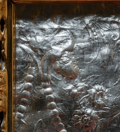 Zdjęcie nr 51: Drewniany, przyścienny ołtarz o formach architektonicznych, jednoosiowy, jednokondygnacyjny ze zwieńczeniem. Mensa murowana w kształcie prostopadłościanu zwieńczonego profilowanym gzymsem; antepedium prostokątne, w drewnianej, płaskorzeźbionej w motywy akantowe, złoconej ramie, dwustronne. Awers tłoczony, srebrzony, wykonany w technice papier mâché; rewers z malowanym na desce wyobrażeniem Veraicon na tle narzędzi męki. Tabernakulum na osi, złożone z mosiężnej, złoconej, sześciobocznej skrzynki w rozbudowanej, drewnianej obudowie o formach architektonicznych. Na nim tron wystawienia w kształcie niszy dekorowanej kratką, nakrytej kopułką z latarnią i przysłoniętej złapanymi po bokach kotarami. Na latarni rzeźbione przedstawienie pelikana karmiącego pisklęta własną krwią. Skrzynkę z tronem ulokowano na tle parawanu ustawionego na podwójnym cokole, ażurowego w górnej części, wypełnionego dekoracją roślinną, złączonego z kopułka spływami. 
Retabulum ołtarzowe drewniane wsparte na wysokim, dwudzielnym, murowanym cokole. Cokół w obudowie drewnianej, jego kondygnacje wydzielone wydatnymi, silnie występującymi przed lico gzymsami; mocno wysunięte ku przodowi części przednie. Ich lica z prostokątnymi płycinami mieszczącymi suchy akant; w części środkowej drugiej kondygnacji cokołu, dodatkowo pełnoplastyczne główki puttów. Na cokole ustawione zdwojone, złocone kolumny o skręconych trzonach i kompozytowych kapitelach. Pomiędzy nimi płyciny wypełnione dekoracją w formie podwieszonego wieńca, u jego szczytu putta pełniące rolę atlantów. Na tle płycin ustawione drewniane, złocone figury z lewej św. Zygmunta i z prawej św. Marii Magdaleny – patronów kościoła. Pole ołtarza z prostokątną niszą zamkniętą łukiem wyniesionym; ujętą płaskorzeźbioną, złoconą ramą zdobioną suchym akantem. W niszy pełnoplastyczny, polichromowany i złocony krucyfiks na aksamitnym tle, flankowany przez płaskorzeźbione wyobrażenia słońca i księżyca. Nisza zasuwana obrazem z Przemienieniem na górze Tabor, w drewnianej, złoconej sukience. Kolumny dźwigają pełne, wyłamane na osiach podpór belkowanie, z wydatnym, silnie profilowanym gzymsem; na jego osi złocony monogram „IHS” w otoku ze srebrzonych obłoków na tle promienistej glorii. Całość wieńczą fragmenty przerwanego przyczółka o formach wklęsło-wypukłych, z ażurową dekoracją z suchego akantu. Pomiędzy ramionami przyczółka złocona gloria promienista, w centrum której płaskorzeźbiona postać Boga Ojca siedzącego na srebrzonym obłoku ze srebrzoną gołębicą Ducha Świętego u stóp. Na ramionach glorii uskrzydlone główki puttów, niektóre na tle obłoków. Po bokach, na gzymsie siedzące postaci nagich, adorujących puttów. Ołtarz ujęty ażurowymi, złoconymi uszami z suchego akantu, w który wplecione są groteskowe putta trzymające pochodnie. Większość powierzchni ołtarza marmoryzowana, w kolorze jasnej, oliwkowej zieleni, z ciemniejszymi brązowymi elementami wypełniającymi płyciny. Złocenia w partiach ornamentów, kolumn oraz załamaniach profili elementów architektonicznych; srebrzone obłoki, części szat postaci i pelikan. 