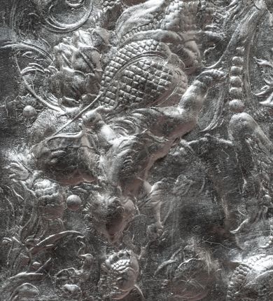 Zdjęcie nr 53: Drewniany, przyścienny ołtarz o formach architektonicznych, jednoosiowy, jednokondygnacyjny ze zwieńczeniem. Mensa murowana w kształcie prostopadłościanu zwieńczonego profilowanym gzymsem; antepedium prostokątne, w drewnianej, płaskorzeźbionej w motywy akantowe, złoconej ramie, dwustronne. Awers tłoczony, srebrzony, wykonany w technice papier mâché; rewers z malowanym na desce wyobrażeniem Veraicon na tle narzędzi męki. Tabernakulum na osi, złożone z mosiężnej, złoconej, sześciobocznej skrzynki w rozbudowanej, drewnianej obudowie o formach architektonicznych. Na nim tron wystawienia w kształcie niszy dekorowanej kratką, nakrytej kopułką z latarnią i przysłoniętej złapanymi po bokach kotarami. Na latarni rzeźbione przedstawienie pelikana karmiącego pisklęta własną krwią. Skrzynkę z tronem ulokowano na tle parawanu ustawionego na podwójnym cokole, ażurowego w górnej części, wypełnionego dekoracją roślinną, złączonego z kopułka spływami. 
Retabulum ołtarzowe drewniane wsparte na wysokim, dwudzielnym, murowanym cokole. Cokół w obudowie drewnianej, jego kondygnacje wydzielone wydatnymi, silnie występującymi przed lico gzymsami; mocno wysunięte ku przodowi części przednie. Ich lica z prostokątnymi płycinami mieszczącymi suchy akant; w części środkowej drugiej kondygnacji cokołu, dodatkowo pełnoplastyczne główki puttów. Na cokole ustawione zdwojone, złocone kolumny o skręconych trzonach i kompozytowych kapitelach. Pomiędzy nimi płyciny wypełnione dekoracją w formie podwieszonego wieńca, u jego szczytu putta pełniące rolę atlantów. Na tle płycin ustawione drewniane, złocone figury z lewej św. Zygmunta i z prawej św. Marii Magdaleny – patronów kościoła. Pole ołtarza z prostokątną niszą zamkniętą łukiem wyniesionym; ujętą płaskorzeźbioną, złoconą ramą zdobioną suchym akantem. W niszy pełnoplastyczny, polichromowany i złocony krucyfiks na aksamitnym tle, flankowany przez płaskorzeźbione wyobrażenia słońca i księżyca. Nisza zasuwana obrazem z Przemienieniem na górze Tabor, w drewnianej, złoconej sukience. Kolumny dźwigają pełne, wyłamane na osiach podpór belkowanie, z wydatnym, silnie profilowanym gzymsem; na jego osi złocony monogram „IHS” w otoku ze srebrzonych obłoków na tle promienistej glorii. Całość wieńczą fragmenty przerwanego przyczółka o formach wklęsło-wypukłych, z ażurową dekoracją z suchego akantu. Pomiędzy ramionami przyczółka złocona gloria promienista, w centrum której płaskorzeźbiona postać Boga Ojca siedzącego na srebrzonym obłoku ze srebrzoną gołębicą Ducha Świętego u stóp. Na ramionach glorii uskrzydlone główki puttów, niektóre na tle obłoków. Po bokach, na gzymsie siedzące postaci nagich, adorujących puttów. Ołtarz ujęty ażurowymi, złoconymi uszami z suchego akantu, w który wplecione są groteskowe putta trzymające pochodnie. Większość powierzchni ołtarza marmoryzowana, w kolorze jasnej, oliwkowej zieleni, z ciemniejszymi brązowymi elementami wypełniającymi płyciny. Złocenia w partiach ornamentów, kolumn oraz załamaniach profili elementów architektonicznych; srebrzone obłoki, części szat postaci i pelikan. 