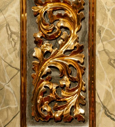 Zdjęcie nr 14: Drewniany, przyścienny ołtarz o formach architektonicznych, jednoosiowy, jednokondygnacyjny ze zwieńczeniem. Mensa murowana w kształcie prostopadłościanu zwieńczonego profilowanym gzymsem; antepedium prostokątne, w drewnianej, płaskorzeźbionej w motywy akantowe, złoconej ramie, dwustronne. Awers tłoczony, srebrzony, wykonany w technice papier mâché; rewers z malowanym na desce wyobrażeniem Veraicon na tle narzędzi męki. Tabernakulum na osi, złożone z mosiężnej, złoconej, sześciobocznej skrzynki w rozbudowanej, drewnianej obudowie o formach architektonicznych. Na nim tron wystawienia w kształcie niszy dekorowanej kratką, nakrytej kopułką z latarnią i przysłoniętej złapanymi po bokach kotarami. Na latarni rzeźbione przedstawienie pelikana karmiącego pisklęta własną krwią. Skrzynkę z tronem ulokowano na tle parawanu ustawionego na podwójnym cokole, ażurowego w górnej części, wypełnionego dekoracją roślinną, złączonego z kopułka spływami. 
Retabulum ołtarzowe drewniane wsparte na wysokim, dwudzielnym, murowanym cokole. Cokół w obudowie drewnianej, jego kondygnacje wydzielone wydatnymi, silnie występującymi przed lico gzymsami; mocno wysunięte ku przodowi części przednie. Ich lica z prostokątnymi płycinami mieszczącymi suchy akant; w części środkowej drugiej kondygnacji cokołu, dodatkowo pełnoplastyczne główki puttów. Na cokole ustawione zdwojone, złocone kolumny o skręconych trzonach i kompozytowych kapitelach. Pomiędzy nimi płyciny wypełnione dekoracją w formie podwieszonego wieńca, u jego szczytu putta pełniące rolę atlantów. Na tle płycin ustawione drewniane, złocone figury z lewej św. Zygmunta i z prawej św. Marii Magdaleny – patronów kościoła. Pole ołtarza z prostokątną niszą zamkniętą łukiem wyniesionym; ujętą płaskorzeźbioną, złoconą ramą zdobioną suchym akantem. W niszy pełnoplastyczny, polichromowany i złocony krucyfiks na aksamitnym tle, flankowany przez płaskorzeźbione wyobrażenia słońca i księżyca. Nisza zasuwana obrazem z Przemienieniem na górze Tabor, w drewnianej, złoconej sukience. Kolumny dźwigają pełne, wyłamane na osiach podpór belkowanie, z wydatnym, silnie profilowanym gzymsem; na jego osi złocony monogram „IHS” w otoku ze srebrzonych obłoków na tle promienistej glorii. Całość wieńczą fragmenty przerwanego przyczółka o formach wklęsło-wypukłych, z ażurową dekoracją z suchego akantu. Pomiędzy ramionami przyczółka złocona gloria promienista, w centrum której płaskorzeźbiona postać Boga Ojca siedzącego na srebrzonym obłoku ze srebrzoną gołębicą Ducha Świętego u stóp. Na ramionach glorii uskrzydlone główki puttów, niektóre na tle obłoków. Po bokach, na gzymsie siedzące postaci nagich, adorujących puttów. Ołtarz ujęty ażurowymi, złoconymi uszami z suchego akantu, w który wplecione są groteskowe putta trzymające pochodnie. Większość powierzchni ołtarza marmoryzowana, w kolorze jasnej, oliwkowej zieleni, z ciemniejszymi brązowymi elementami wypełniającymi płyciny. Złocenia w partiach ornamentów, kolumn oraz załamaniach profili elementów architektonicznych; srebrzone obłoki, części szat postaci i pelikan. 