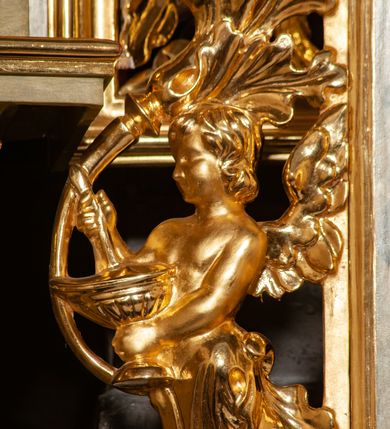 Zdjęcie nr 16: Drewniany, przyścienny ołtarz o formach architektonicznych, jednoosiowy, jednokondygnacyjny ze zwieńczeniem. Mensa murowana w kształcie prostopadłościanu zwieńczonego profilowanym gzymsem; antepedium prostokątne, w drewnianej, płaskorzeźbionej w motywy akantowe, złoconej ramie, dwustronne. Awers tłoczony, srebrzony, wykonany w technice papier mâché; rewers z malowanym na desce wyobrażeniem Veraicon na tle narzędzi męki. Tabernakulum na osi, złożone z mosiężnej, złoconej, sześciobocznej skrzynki w rozbudowanej, drewnianej obudowie o formach architektonicznych. Na nim tron wystawienia w kształcie niszy dekorowanej kratką, nakrytej kopułką z latarnią i przysłoniętej złapanymi po bokach kotarami. Na latarni rzeźbione przedstawienie pelikana karmiącego pisklęta własną krwią. Skrzynkę z tronem ulokowano na tle parawanu ustawionego na podwójnym cokole, ażurowego w górnej części, wypełnionego dekoracją roślinną, złączonego z kopułka spływami. 
Retabulum ołtarzowe drewniane wsparte na wysokim, dwudzielnym, murowanym cokole. Cokół w obudowie drewnianej, jego kondygnacje wydzielone wydatnymi, silnie występującymi przed lico gzymsami; mocno wysunięte ku przodowi części przednie. Ich lica z prostokątnymi płycinami mieszczącymi suchy akant; w części środkowej drugiej kondygnacji cokołu, dodatkowo pełnoplastyczne główki puttów. Na cokole ustawione zdwojone, złocone kolumny o skręconych trzonach i kompozytowych kapitelach. Pomiędzy nimi płyciny wypełnione dekoracją w formie podwieszonego wieńca, u jego szczytu putta pełniące rolę atlantów. Na tle płycin ustawione drewniane, złocone figury z lewej św. Zygmunta i z prawej św. Marii Magdaleny – patronów kościoła. Pole ołtarza z prostokątną niszą zamkniętą łukiem wyniesionym; ujętą płaskorzeźbioną, złoconą ramą zdobioną suchym akantem. W niszy pełnoplastyczny, polichromowany i złocony krucyfiks na aksamitnym tle, flankowany przez płaskorzeźbione wyobrażenia słońca i księżyca. Nisza zasuwana obrazem z Przemienieniem na górze Tabor, w drewnianej, złoconej sukience. Kolumny dźwigają pełne, wyłamane na osiach podpór belkowanie, z wydatnym, silnie profilowanym gzymsem; na jego osi złocony monogram „IHS” w otoku ze srebrzonych obłoków na tle promienistej glorii. Całość wieńczą fragmenty przerwanego przyczółka o formach wklęsło-wypukłych, z ażurową dekoracją z suchego akantu. Pomiędzy ramionami przyczółka złocona gloria promienista, w centrum której płaskorzeźbiona postać Boga Ojca siedzącego na srebrzonym obłoku ze srebrzoną gołębicą Ducha Świętego u stóp. Na ramionach glorii uskrzydlone główki puttów, niektóre na tle obłoków. Po bokach, na gzymsie siedzące postaci nagich, adorujących puttów. Ołtarz ujęty ażurowymi, złoconymi uszami z suchego akantu, w który wplecione są groteskowe putta trzymające pochodnie. Większość powierzchni ołtarza marmoryzowana, w kolorze jasnej, oliwkowej zieleni, z ciemniejszymi brązowymi elementami wypełniającymi płyciny. Złocenia w partiach ornamentów, kolumn oraz załamaniach profili elementów architektonicznych; srebrzone obłoki, części szat postaci i pelikan. 