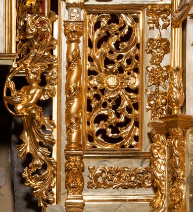 Zdjęcie nr 8: Drewniany, przyścienny ołtarz o formach architektonicznych, jednoosiowy, jednokondygnacyjny ze zwieńczeniem. Mensa murowana w kształcie prostopadłościanu zwieńczonego profilowanym gzymsem; antepedium prostokątne, w drewnianej, płaskorzeźbionej w motywy akantowe, złoconej ramie, dwustronne. Awers tłoczony, srebrzony, wykonany w technice papier mâché; rewers z malowanym na desce wyobrażeniem Veraicon na tle narzędzi męki. Tabernakulum na osi, złożone z mosiężnej, złoconej, sześciobocznej skrzynki w rozbudowanej, drewnianej obudowie o formach architektonicznych. Na nim tron wystawienia w kształcie niszy dekorowanej kratką, nakrytej kopułką z latarnią i przysłoniętej złapanymi po bokach kotarami. Na latarni rzeźbione przedstawienie pelikana karmiącego pisklęta własną krwią. Skrzynkę z tronem ulokowano na tle parawanu ustawionego na podwójnym cokole, ażurowego w górnej części, wypełnionego dekoracją roślinną, złączonego z kopułka spływami. 
Retabulum ołtarzowe drewniane wsparte na wysokim, dwudzielnym, murowanym cokole. Cokół w obudowie drewnianej, jego kondygnacje wydzielone wydatnymi, silnie występującymi przed lico gzymsami; mocno wysunięte ku przodowi części przednie. Ich lica z prostokątnymi płycinami mieszczącymi suchy akant; w części środkowej drugiej kondygnacji cokołu, dodatkowo pełnoplastyczne główki puttów. Na cokole ustawione zdwojone, złocone kolumny o skręconych trzonach i kompozytowych kapitelach. Pomiędzy nimi płyciny wypełnione dekoracją w formie podwieszonego wieńca, u jego szczytu putta pełniące rolę atlantów. Na tle płycin ustawione drewniane, złocone figury z lewej św. Zygmunta i z prawej św. Marii Magdaleny – patronów kościoła. Pole ołtarza z prostokątną niszą zamkniętą łukiem wyniesionym; ujętą płaskorzeźbioną, złoconą ramą zdobioną suchym akantem. W niszy pełnoplastyczny, polichromowany i złocony krucyfiks na aksamitnym tle, flankowany przez płaskorzeźbione wyobrażenia słońca i księżyca. Nisza zasuwana obrazem z Przemienieniem na górze Tabor, w drewnianej, złoconej sukience. Kolumny dźwigają pełne, wyłamane na osiach podpór belkowanie, z wydatnym, silnie profilowanym gzymsem; na jego osi złocony monogram „IHS” w otoku ze srebrzonych obłoków na tle promienistej glorii. Całość wieńczą fragmenty przerwanego przyczółka o formach wklęsło-wypukłych, z ażurową dekoracją z suchego akantu. Pomiędzy ramionami przyczółka złocona gloria promienista, w centrum której płaskorzeźbiona postać Boga Ojca siedzącego na srebrzonym obłoku ze srebrzoną gołębicą Ducha Świętego u stóp. Na ramionach glorii uskrzydlone główki puttów, niektóre na tle obłoków. Po bokach, na gzymsie siedzące postaci nagich, adorujących puttów. Ołtarz ujęty ażurowymi, złoconymi uszami z suchego akantu, w który wplecione są groteskowe putta trzymające pochodnie. Większość powierzchni ołtarza marmoryzowana, w kolorze jasnej, oliwkowej zieleni, z ciemniejszymi brązowymi elementami wypełniającymi płyciny. Złocenia w partiach ornamentów, kolumn oraz załamaniach profili elementów architektonicznych; srebrzone obłoki, części szat postaci i pelikan. 