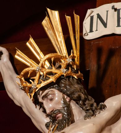 Zdjęcie nr 68: Drewniany, przyścienny ołtarz o formach architektonicznych, jednoosiowy, jednokondygnacyjny ze zwieńczeniem. Mensa murowana w kształcie prostopadłościanu zwieńczonego profilowanym gzymsem; antepedium prostokątne, w drewnianej, płaskorzeźbionej w motywy akantowe, złoconej ramie, dwustronne. Awers tłoczony, srebrzony, wykonany w technice papier mâché; rewers z malowanym na desce wyobrażeniem Veraicon na tle narzędzi męki. Tabernakulum na osi, złożone z mosiężnej, złoconej, sześciobocznej skrzynki w rozbudowanej, drewnianej obudowie o formach architektonicznych. Na nim tron wystawienia w kształcie niszy dekorowanej kratką, nakrytej kopułką z latarnią i przysłoniętej złapanymi po bokach kotarami. Na latarni rzeźbione przedstawienie pelikana karmiącego pisklęta własną krwią. Skrzynkę z tronem ulokowano na tle parawanu ustawionego na podwójnym cokole, ażurowego w górnej części, wypełnionego dekoracją roślinną, złączonego z kopułka spływami. 
Retabulum ołtarzowe drewniane wsparte na wysokim, dwudzielnym, murowanym cokole. Cokół w obudowie drewnianej, jego kondygnacje wydzielone wydatnymi, silnie występującymi przed lico gzymsami; mocno wysunięte ku przodowi części przednie. Ich lica z prostokątnymi płycinami mieszczącymi suchy akant; w części środkowej drugiej kondygnacji cokołu, dodatkowo pełnoplastyczne główki puttów. Na cokole ustawione zdwojone, złocone kolumny o skręconych trzonach i kompozytowych kapitelach. Pomiędzy nimi płyciny wypełnione dekoracją w formie podwieszonego wieńca, u jego szczytu putta pełniące rolę atlantów. Na tle płycin ustawione drewniane, złocone figury z lewej św. Zygmunta i z prawej św. Marii Magdaleny – patronów kościoła. Pole ołtarza z prostokątną niszą zamkniętą łukiem wyniesionym; ujętą płaskorzeźbioną, złoconą ramą zdobioną suchym akantem. W niszy pełnoplastyczny, polichromowany i złocony krucyfiks na aksamitnym tle, flankowany przez płaskorzeźbione wyobrażenia słońca i księżyca. Nisza zasuwana obrazem z Przemienieniem na górze Tabor, w drewnianej, złoconej sukience. Kolumny dźwigają pełne, wyłamane na osiach podpór belkowanie, z wydatnym, silnie profilowanym gzymsem; na jego osi złocony monogram „IHS” w otoku ze srebrzonych obłoków na tle promienistej glorii. Całość wieńczą fragmenty przerwanego przyczółka o formach wklęsło-wypukłych, z ażurową dekoracją z suchego akantu. Pomiędzy ramionami przyczółka złocona gloria promienista, w centrum której płaskorzeźbiona postać Boga Ojca siedzącego na srebrzonym obłoku ze srebrzoną gołębicą Ducha Świętego u stóp. Na ramionach glorii uskrzydlone główki puttów, niektóre na tle obłoków. Po bokach, na gzymsie siedzące postaci nagich, adorujących puttów. Ołtarz ujęty ażurowymi, złoconymi uszami z suchego akantu, w który wplecione są groteskowe putta trzymające pochodnie. Większość powierzchni ołtarza marmoryzowana, w kolorze jasnej, oliwkowej zieleni, z ciemniejszymi brązowymi elementami wypełniającymi płyciny. Złocenia w partiach ornamentów, kolumn oraz załamaniach profili elementów architektonicznych; srebrzone obłoki, części szat postaci i pelikan. 