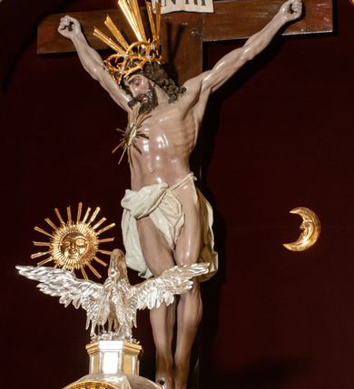 Zdjęcie nr 66: Drewniany, przyścienny ołtarz o formach architektonicznych, jednoosiowy, jednokondygnacyjny ze zwieńczeniem. Mensa murowana w kształcie prostopadłościanu zwieńczonego profilowanym gzymsem; antepedium prostokątne, w drewnianej, płaskorzeźbionej w motywy akantowe, złoconej ramie, dwustronne. Awers tłoczony, srebrzony, wykonany w technice papier mâché; rewers z malowanym na desce wyobrażeniem Veraicon na tle narzędzi męki. Tabernakulum na osi, złożone z mosiężnej, złoconej, sześciobocznej skrzynki w rozbudowanej, drewnianej obudowie o formach architektonicznych. Na nim tron wystawienia w kształcie niszy dekorowanej kratką, nakrytej kopułką z latarnią i przysłoniętej złapanymi po bokach kotarami. Na latarni rzeźbione przedstawienie pelikana karmiącego pisklęta własną krwią. Skrzynkę z tronem ulokowano na tle parawanu ustawionego na podwójnym cokole, ażurowego w górnej części, wypełnionego dekoracją roślinną, złączonego z kopułka spływami. 
Retabulum ołtarzowe drewniane wsparte na wysokim, dwudzielnym, murowanym cokole. Cokół w obudowie drewnianej, jego kondygnacje wydzielone wydatnymi, silnie występującymi przed lico gzymsami; mocno wysunięte ku przodowi części przednie. Ich lica z prostokątnymi płycinami mieszczącymi suchy akant; w części środkowej drugiej kondygnacji cokołu, dodatkowo pełnoplastyczne główki puttów. Na cokole ustawione zdwojone, złocone kolumny o skręconych trzonach i kompozytowych kapitelach. Pomiędzy nimi płyciny wypełnione dekoracją w formie podwieszonego wieńca, u jego szczytu putta pełniące rolę atlantów. Na tle płycin ustawione drewniane, złocone figury z lewej św. Zygmunta i z prawej św. Marii Magdaleny – patronów kościoła. Pole ołtarza z prostokątną niszą zamkniętą łukiem wyniesionym; ujętą płaskorzeźbioną, złoconą ramą zdobioną suchym akantem. W niszy pełnoplastyczny, polichromowany i złocony krucyfiks na aksamitnym tle, flankowany przez płaskorzeźbione wyobrażenia słońca i księżyca. Nisza zasuwana obrazem z Przemienieniem na górze Tabor, w drewnianej, złoconej sukience. Kolumny dźwigają pełne, wyłamane na osiach podpór belkowanie, z wydatnym, silnie profilowanym gzymsem; na jego osi złocony monogram „IHS” w otoku ze srebrzonych obłoków na tle promienistej glorii. Całość wieńczą fragmenty przerwanego przyczółka o formach wklęsło-wypukłych, z ażurową dekoracją z suchego akantu. Pomiędzy ramionami przyczółka złocona gloria promienista, w centrum której płaskorzeźbiona postać Boga Ojca siedzącego na srebrzonym obłoku ze srebrzoną gołębicą Ducha Świętego u stóp. Na ramionach glorii uskrzydlone główki puttów, niektóre na tle obłoków. Po bokach, na gzymsie siedzące postaci nagich, adorujących puttów. Ołtarz ujęty ażurowymi, złoconymi uszami z suchego akantu, w który wplecione są groteskowe putta trzymające pochodnie. Większość powierzchni ołtarza marmoryzowana, w kolorze jasnej, oliwkowej zieleni, z ciemniejszymi brązowymi elementami wypełniającymi płyciny. Złocenia w partiach ornamentów, kolumn oraz załamaniach profili elementów architektonicznych; srebrzone obłoki, części szat postaci i pelikan. 