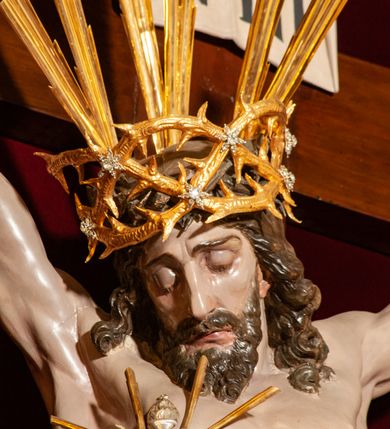 Zdjęcie nr 70: Drewniany, przyścienny ołtarz o formach architektonicznych, jednoosiowy, jednokondygnacyjny ze zwieńczeniem. Mensa murowana w kształcie prostopadłościanu zwieńczonego profilowanym gzymsem; antepedium prostokątne, w drewnianej, płaskorzeźbionej w motywy akantowe, złoconej ramie, dwustronne. Awers tłoczony, srebrzony, wykonany w technice papier mâché; rewers z malowanym na desce wyobrażeniem Veraicon na tle narzędzi męki. Tabernakulum na osi, złożone z mosiężnej, złoconej, sześciobocznej skrzynki w rozbudowanej, drewnianej obudowie o formach architektonicznych. Na nim tron wystawienia w kształcie niszy dekorowanej kratką, nakrytej kopułką z latarnią i przysłoniętej złapanymi po bokach kotarami. Na latarni rzeźbione przedstawienie pelikana karmiącego pisklęta własną krwią. Skrzynkę z tronem ulokowano na tle parawanu ustawionego na podwójnym cokole, ażurowego w górnej części, wypełnionego dekoracją roślinną, złączonego z kopułka spływami. 
Retabulum ołtarzowe drewniane wsparte na wysokim, dwudzielnym, murowanym cokole. Cokół w obudowie drewnianej, jego kondygnacje wydzielone wydatnymi, silnie występującymi przed lico gzymsami; mocno wysunięte ku przodowi części przednie. Ich lica z prostokątnymi płycinami mieszczącymi suchy akant; w części środkowej drugiej kondygnacji cokołu, dodatkowo pełnoplastyczne główki puttów. Na cokole ustawione zdwojone, złocone kolumny o skręconych trzonach i kompozytowych kapitelach. Pomiędzy nimi płyciny wypełnione dekoracją w formie podwieszonego wieńca, u jego szczytu putta pełniące rolę atlantów. Na tle płycin ustawione drewniane, złocone figury z lewej św. Zygmunta i z prawej św. Marii Magdaleny – patronów kościoła. Pole ołtarza z prostokątną niszą zamkniętą łukiem wyniesionym; ujętą płaskorzeźbioną, złoconą ramą zdobioną suchym akantem. W niszy pełnoplastyczny, polichromowany i złocony krucyfiks na aksamitnym tle, flankowany przez płaskorzeźbione wyobrażenia słońca i księżyca. Nisza zasuwana obrazem z Przemienieniem na górze Tabor, w drewnianej, złoconej sukience. Kolumny dźwigają pełne, wyłamane na osiach podpór belkowanie, z wydatnym, silnie profilowanym gzymsem; na jego osi złocony monogram „IHS” w otoku ze srebrzonych obłoków na tle promienistej glorii. Całość wieńczą fragmenty przerwanego przyczółka o formach wklęsło-wypukłych, z ażurową dekoracją z suchego akantu. Pomiędzy ramionami przyczółka złocona gloria promienista, w centrum której płaskorzeźbiona postać Boga Ojca siedzącego na srebrzonym obłoku ze srebrzoną gołębicą Ducha Świętego u stóp. Na ramionach glorii uskrzydlone główki puttów, niektóre na tle obłoków. Po bokach, na gzymsie siedzące postaci nagich, adorujących puttów. Ołtarz ujęty ażurowymi, złoconymi uszami z suchego akantu, w który wplecione są groteskowe putta trzymające pochodnie. Większość powierzchni ołtarza marmoryzowana, w kolorze jasnej, oliwkowej zieleni, z ciemniejszymi brązowymi elementami wypełniającymi płyciny. Złocenia w partiach ornamentów, kolumn oraz załamaniach profili elementów architektonicznych; srebrzone obłoki, części szat postaci i pelikan. 