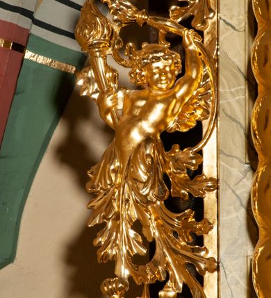 Zdjęcie nr 20: Drewniany, przyścienny ołtarz o formach architektonicznych, jednoosiowy, jednokondygnacyjny ze zwieńczeniem. Mensa murowana w kształcie prostopadłościanu zwieńczonego profilowanym gzymsem; antepedium prostokątne, w drewnianej, płaskorzeźbionej w motywy akantowe, złoconej ramie, dwustronne. Awers tłoczony, srebrzony, wykonany w technice papier mâché; rewers z malowanym na desce wyobrażeniem Veraicon na tle narzędzi męki. Tabernakulum na osi, złożone z mosiężnej, złoconej, sześciobocznej skrzynki w rozbudowanej, drewnianej obudowie o formach architektonicznych. Na nim tron wystawienia w kształcie niszy dekorowanej kratką, nakrytej kopułką z latarnią i przysłoniętej złapanymi po bokach kotarami. Na latarni rzeźbione przedstawienie pelikana karmiącego pisklęta własną krwią. Skrzynkę z tronem ulokowano na tle parawanu ustawionego na podwójnym cokole, ażurowego w górnej części, wypełnionego dekoracją roślinną, złączonego z kopułka spływami. 
Retabulum ołtarzowe drewniane wsparte na wysokim, dwudzielnym, murowanym cokole. Cokół w obudowie drewnianej, jego kondygnacje wydzielone wydatnymi, silnie występującymi przed lico gzymsami; mocno wysunięte ku przodowi części przednie. Ich lica z prostokątnymi płycinami mieszczącymi suchy akant; w części środkowej drugiej kondygnacji cokołu, dodatkowo pełnoplastyczne główki puttów. Na cokole ustawione zdwojone, złocone kolumny o skręconych trzonach i kompozytowych kapitelach. Pomiędzy nimi płyciny wypełnione dekoracją w formie podwieszonego wieńca, u jego szczytu putta pełniące rolę atlantów. Na tle płycin ustawione drewniane, złocone figury z lewej św. Zygmunta i z prawej św. Marii Magdaleny – patronów kościoła. Pole ołtarza z prostokątną niszą zamkniętą łukiem wyniesionym; ujętą płaskorzeźbioną, złoconą ramą zdobioną suchym akantem. W niszy pełnoplastyczny, polichromowany i złocony krucyfiks na aksamitnym tle, flankowany przez płaskorzeźbione wyobrażenia słońca i księżyca. Nisza zasuwana obrazem z Przemienieniem na górze Tabor, w drewnianej, złoconej sukience. Kolumny dźwigają pełne, wyłamane na osiach podpór belkowanie, z wydatnym, silnie profilowanym gzymsem; na jego osi złocony monogram „IHS” w otoku ze srebrzonych obłoków na tle promienistej glorii. Całość wieńczą fragmenty przerwanego przyczółka o formach wklęsło-wypukłych, z ażurową dekoracją z suchego akantu. Pomiędzy ramionami przyczółka złocona gloria promienista, w centrum której płaskorzeźbiona postać Boga Ojca siedzącego na srebrzonym obłoku ze srebrzoną gołębicą Ducha Świętego u stóp. Na ramionach glorii uskrzydlone główki puttów, niektóre na tle obłoków. Po bokach, na gzymsie siedzące postaci nagich, adorujących puttów. Ołtarz ujęty ażurowymi, złoconymi uszami z suchego akantu, w który wplecione są groteskowe putta trzymające pochodnie. Większość powierzchni ołtarza marmoryzowana, w kolorze jasnej, oliwkowej zieleni, z ciemniejszymi brązowymi elementami wypełniającymi płyciny. Złocenia w partiach ornamentów, kolumn oraz załamaniach profili elementów architektonicznych; srebrzone obłoki, części szat postaci i pelikan. 