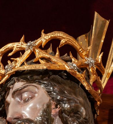 Zdjęcie nr 73: Drewniany, przyścienny ołtarz o formach architektonicznych, jednoosiowy, jednokondygnacyjny ze zwieńczeniem. Mensa murowana w kształcie prostopadłościanu zwieńczonego profilowanym gzymsem; antepedium prostokątne, w drewnianej, płaskorzeźbionej w motywy akantowe, złoconej ramie, dwustronne. Awers tłoczony, srebrzony, wykonany w technice papier mâché; rewers z malowanym na desce wyobrażeniem Veraicon na tle narzędzi męki. Tabernakulum na osi, złożone z mosiężnej, złoconej, sześciobocznej skrzynki w rozbudowanej, drewnianej obudowie o formach architektonicznych. Na nim tron wystawienia w kształcie niszy dekorowanej kratką, nakrytej kopułką z latarnią i przysłoniętej złapanymi po bokach kotarami. Na latarni rzeźbione przedstawienie pelikana karmiącego pisklęta własną krwią. Skrzynkę z tronem ulokowano na tle parawanu ustawionego na podwójnym cokole, ażurowego w górnej części, wypełnionego dekoracją roślinną, złączonego z kopułka spływami. 
Retabulum ołtarzowe drewniane wsparte na wysokim, dwudzielnym, murowanym cokole. Cokół w obudowie drewnianej, jego kondygnacje wydzielone wydatnymi, silnie występującymi przed lico gzymsami; mocno wysunięte ku przodowi części przednie. Ich lica z prostokątnymi płycinami mieszczącymi suchy akant; w części środkowej drugiej kondygnacji cokołu, dodatkowo pełnoplastyczne główki puttów. Na cokole ustawione zdwojone, złocone kolumny o skręconych trzonach i kompozytowych kapitelach. Pomiędzy nimi płyciny wypełnione dekoracją w formie podwieszonego wieńca, u jego szczytu putta pełniące rolę atlantów. Na tle płycin ustawione drewniane, złocone figury z lewej św. Zygmunta i z prawej św. Marii Magdaleny – patronów kościoła. Pole ołtarza z prostokątną niszą zamkniętą łukiem wyniesionym; ujętą płaskorzeźbioną, złoconą ramą zdobioną suchym akantem. W niszy pełnoplastyczny, polichromowany i złocony krucyfiks na aksamitnym tle, flankowany przez płaskorzeźbione wyobrażenia słońca i księżyca. Nisza zasuwana obrazem z Przemienieniem na górze Tabor, w drewnianej, złoconej sukience. Kolumny dźwigają pełne, wyłamane na osiach podpór belkowanie, z wydatnym, silnie profilowanym gzymsem; na jego osi złocony monogram „IHS” w otoku ze srebrzonych obłoków na tle promienistej glorii. Całość wieńczą fragmenty przerwanego przyczółka o formach wklęsło-wypukłych, z ażurową dekoracją z suchego akantu. Pomiędzy ramionami przyczółka złocona gloria promienista, w centrum której płaskorzeźbiona postać Boga Ojca siedzącego na srebrzonym obłoku ze srebrzoną gołębicą Ducha Świętego u stóp. Na ramionach glorii uskrzydlone główki puttów, niektóre na tle obłoków. Po bokach, na gzymsie siedzące postaci nagich, adorujących puttów. Ołtarz ujęty ażurowymi, złoconymi uszami z suchego akantu, w który wplecione są groteskowe putta trzymające pochodnie. Większość powierzchni ołtarza marmoryzowana, w kolorze jasnej, oliwkowej zieleni, z ciemniejszymi brązowymi elementami wypełniającymi płyciny. Złocenia w partiach ornamentów, kolumn oraz załamaniach profili elementów architektonicznych; srebrzone obłoki, części szat postaci i pelikan. 