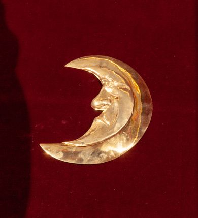 Zdjęcie nr 75: Drewniany, przyścienny ołtarz o formach architektonicznych, jednoosiowy, jednokondygnacyjny ze zwieńczeniem. Mensa murowana w kształcie prostopadłościanu zwieńczonego profilowanym gzymsem; antepedium prostokątne, w drewnianej, płaskorzeźbionej w motywy akantowe, złoconej ramie, dwustronne. Awers tłoczony, srebrzony, wykonany w technice papier mâché; rewers z malowanym na desce wyobrażeniem Veraicon na tle narzędzi męki. Tabernakulum na osi, złożone z mosiężnej, złoconej, sześciobocznej skrzynki w rozbudowanej, drewnianej obudowie o formach architektonicznych. Na nim tron wystawienia w kształcie niszy dekorowanej kratką, nakrytej kopułką z latarnią i przysłoniętej złapanymi po bokach kotarami. Na latarni rzeźbione przedstawienie pelikana karmiącego pisklęta własną krwią. Skrzynkę z tronem ulokowano na tle parawanu ustawionego na podwójnym cokole, ażurowego w górnej części, wypełnionego dekoracją roślinną, złączonego z kopułka spływami. 
Retabulum ołtarzowe drewniane wsparte na wysokim, dwudzielnym, murowanym cokole. Cokół w obudowie drewnianej, jego kondygnacje wydzielone wydatnymi, silnie występującymi przed lico gzymsami; mocno wysunięte ku przodowi części przednie. Ich lica z prostokątnymi płycinami mieszczącymi suchy akant; w części środkowej drugiej kondygnacji cokołu, dodatkowo pełnoplastyczne główki puttów. Na cokole ustawione zdwojone, złocone kolumny o skręconych trzonach i kompozytowych kapitelach. Pomiędzy nimi płyciny wypełnione dekoracją w formie podwieszonego wieńca, u jego szczytu putta pełniące rolę atlantów. Na tle płycin ustawione drewniane, złocone figury z lewej św. Zygmunta i z prawej św. Marii Magdaleny – patronów kościoła. Pole ołtarza z prostokątną niszą zamkniętą łukiem wyniesionym; ujętą płaskorzeźbioną, złoconą ramą zdobioną suchym akantem. W niszy pełnoplastyczny, polichromowany i złocony krucyfiks na aksamitnym tle, flankowany przez płaskorzeźbione wyobrażenia słońca i księżyca. Nisza zasuwana obrazem z Przemienieniem na górze Tabor, w drewnianej, złoconej sukience. Kolumny dźwigają pełne, wyłamane na osiach podpór belkowanie, z wydatnym, silnie profilowanym gzymsem; na jego osi złocony monogram „IHS” w otoku ze srebrzonych obłoków na tle promienistej glorii. Całość wieńczą fragmenty przerwanego przyczółka o formach wklęsło-wypukłych, z ażurową dekoracją z suchego akantu. Pomiędzy ramionami przyczółka złocona gloria promienista, w centrum której płaskorzeźbiona postać Boga Ojca siedzącego na srebrzonym obłoku ze srebrzoną gołębicą Ducha Świętego u stóp. Na ramionach glorii uskrzydlone główki puttów, niektóre na tle obłoków. Po bokach, na gzymsie siedzące postaci nagich, adorujących puttów. Ołtarz ujęty ażurowymi, złoconymi uszami z suchego akantu, w który wplecione są groteskowe putta trzymające pochodnie. Większość powierzchni ołtarza marmoryzowana, w kolorze jasnej, oliwkowej zieleni, z ciemniejszymi brązowymi elementami wypełniającymi płyciny. Złocenia w partiach ornamentów, kolumn oraz załamaniach profili elementów architektonicznych; srebrzone obłoki, części szat postaci i pelikan. 