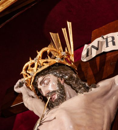 Zdjęcie nr 72: Drewniany, przyścienny ołtarz o formach architektonicznych, jednoosiowy, jednokondygnacyjny ze zwieńczeniem. Mensa murowana w kształcie prostopadłościanu zwieńczonego profilowanym gzymsem; antepedium prostokątne, w drewnianej, płaskorzeźbionej w motywy akantowe, złoconej ramie, dwustronne. Awers tłoczony, srebrzony, wykonany w technice papier mâché; rewers z malowanym na desce wyobrażeniem Veraicon na tle narzędzi męki. Tabernakulum na osi, złożone z mosiężnej, złoconej, sześciobocznej skrzynki w rozbudowanej, drewnianej obudowie o formach architektonicznych. Na nim tron wystawienia w kształcie niszy dekorowanej kratką, nakrytej kopułką z latarnią i przysłoniętej złapanymi po bokach kotarami. Na latarni rzeźbione przedstawienie pelikana karmiącego pisklęta własną krwią. Skrzynkę z tronem ulokowano na tle parawanu ustawionego na podwójnym cokole, ażurowego w górnej części, wypełnionego dekoracją roślinną, złączonego z kopułka spływami. 
Retabulum ołtarzowe drewniane wsparte na wysokim, dwudzielnym, murowanym cokole. Cokół w obudowie drewnianej, jego kondygnacje wydzielone wydatnymi, silnie występującymi przed lico gzymsami; mocno wysunięte ku przodowi części przednie. Ich lica z prostokątnymi płycinami mieszczącymi suchy akant; w części środkowej drugiej kondygnacji cokołu, dodatkowo pełnoplastyczne główki puttów. Na cokole ustawione zdwojone, złocone kolumny o skręconych trzonach i kompozytowych kapitelach. Pomiędzy nimi płyciny wypełnione dekoracją w formie podwieszonego wieńca, u jego szczytu putta pełniące rolę atlantów. Na tle płycin ustawione drewniane, złocone figury z lewej św. Zygmunta i z prawej św. Marii Magdaleny – patronów kościoła. Pole ołtarza z prostokątną niszą zamkniętą łukiem wyniesionym; ujętą płaskorzeźbioną, złoconą ramą zdobioną suchym akantem. W niszy pełnoplastyczny, polichromowany i złocony krucyfiks na aksamitnym tle, flankowany przez płaskorzeźbione wyobrażenia słońca i księżyca. Nisza zasuwana obrazem z Przemienieniem na górze Tabor, w drewnianej, złoconej sukience. Kolumny dźwigają pełne, wyłamane na osiach podpór belkowanie, z wydatnym, silnie profilowanym gzymsem; na jego osi złocony monogram „IHS” w otoku ze srebrzonych obłoków na tle promienistej glorii. Całość wieńczą fragmenty przerwanego przyczółka o formach wklęsło-wypukłych, z ażurową dekoracją z suchego akantu. Pomiędzy ramionami przyczółka złocona gloria promienista, w centrum której płaskorzeźbiona postać Boga Ojca siedzącego na srebrzonym obłoku ze srebrzoną gołębicą Ducha Świętego u stóp. Na ramionach glorii uskrzydlone główki puttów, niektóre na tle obłoków. Po bokach, na gzymsie siedzące postaci nagich, adorujących puttów. Ołtarz ujęty ażurowymi, złoconymi uszami z suchego akantu, w który wplecione są groteskowe putta trzymające pochodnie. Większość powierzchni ołtarza marmoryzowana, w kolorze jasnej, oliwkowej zieleni, z ciemniejszymi brązowymi elementami wypełniającymi płyciny. Złocenia w partiach ornamentów, kolumn oraz załamaniach profili elementów architektonicznych; srebrzone obłoki, części szat postaci i pelikan. 