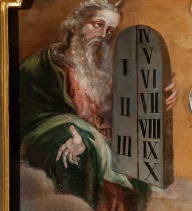 Zdjęcie nr 6: Drewniany, przyścienny ołtarz o formach architektonicznych, jednoosiowy, jednokondygnacyjny ze zwieńczeniem. Mensa murowana w kształcie prostopadłościanu zwieńczonego profilowanym gzymsem; antepedium prostokątne, w drewnianej, płaskorzeźbionej w motywy akantowe, złoconej ramie, dwustronne. Awers tłoczony, srebrzony, wykonany w technice papier mâché; rewers z malowanym na desce wyobrażeniem Veraicon na tle narzędzi męki. Tabernakulum na osi, złożone z mosiężnej, złoconej, sześciobocznej skrzynki w rozbudowanej, drewnianej obudowie o formach architektonicznych. Na nim tron wystawienia w kształcie niszy dekorowanej kratką, nakrytej kopułką z latarnią i przysłoniętej złapanymi po bokach kotarami. Na latarni rzeźbione przedstawienie pelikana karmiącego pisklęta własną krwią. Skrzynkę z tronem ulokowano na tle parawanu ustawionego na podwójnym cokole, ażurowego w górnej części, wypełnionego dekoracją roślinną, złączonego z kopułka spływami. 
Retabulum ołtarzowe drewniane wsparte na wysokim, dwudzielnym, murowanym cokole. Cokół w obudowie drewnianej, jego kondygnacje wydzielone wydatnymi, silnie występującymi przed lico gzymsami; mocno wysunięte ku przodowi części przednie. Ich lica z prostokątnymi płycinami mieszczącymi suchy akant; w części środkowej drugiej kondygnacji cokołu, dodatkowo pełnoplastyczne główki puttów. Na cokole ustawione zdwojone, złocone kolumny o skręconych trzonach i kompozytowych kapitelach. Pomiędzy nimi płyciny wypełnione dekoracją w formie podwieszonego wieńca, u jego szczytu putta pełniące rolę atlantów. Na tle płycin ustawione drewniane, złocone figury z lewej św. Zygmunta i z prawej św. Marii Magdaleny – patronów kościoła. Pole ołtarza z prostokątną niszą zamkniętą łukiem wyniesionym; ujętą płaskorzeźbioną, złoconą ramą zdobioną suchym akantem. W niszy pełnoplastyczny, polichromowany i złocony krucyfiks na aksamitnym tle, flankowany przez płaskorzeźbione wyobrażenia słońca i księżyca. Nisza zasuwana obrazem z Przemienieniem na górze Tabor, w drewnianej, złoconej sukience. Kolumny dźwigają pełne, wyłamane na osiach podpór belkowanie, z wydatnym, silnie profilowanym gzymsem; na jego osi złocony monogram „IHS” w otoku ze srebrzonych obłoków na tle promienistej glorii. Całość wieńczą fragmenty przerwanego przyczółka o formach wklęsło-wypukłych, z ażurową dekoracją z suchego akantu. Pomiędzy ramionami przyczółka złocona gloria promienista, w centrum której płaskorzeźbiona postać Boga Ojca siedzącego na srebrzonym obłoku ze srebrzoną gołębicą Ducha Świętego u stóp. Na ramionach glorii uskrzydlone główki puttów, niektóre na tle obłoków. Po bokach, na gzymsie siedzące postaci nagich, adorujących puttów. Ołtarz ujęty ażurowymi, złoconymi uszami z suchego akantu, w który wplecione są groteskowe putta trzymające pochodnie. Większość powierzchni ołtarza marmoryzowana, w kolorze jasnej, oliwkowej zieleni, z ciemniejszymi brązowymi elementami wypełniającymi płyciny. Złocenia w partiach ornamentów, kolumn oraz załamaniach profili elementów architektonicznych; srebrzone obłoki, części szat postaci i pelikan. 