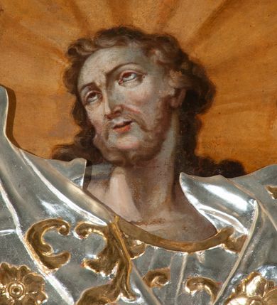 Zdjęcie nr 79: Drewniany, przyścienny ołtarz o formach architektonicznych, jednoosiowy, jednokondygnacyjny ze zwieńczeniem. Mensa murowana w kształcie prostopadłościanu zwieńczonego profilowanym gzymsem; antepedium prostokątne, w drewnianej, płaskorzeźbionej w motywy akantowe, złoconej ramie, dwustronne. Awers tłoczony, srebrzony, wykonany w technice papier mâché; rewers z malowanym na desce wyobrażeniem Veraicon na tle narzędzi męki. Tabernakulum na osi, złożone z mosiężnej, złoconej, sześciobocznej skrzynki w rozbudowanej, drewnianej obudowie o formach architektonicznych. Na nim tron wystawienia w kształcie niszy dekorowanej kratką, nakrytej kopułką z latarnią i przysłoniętej złapanymi po bokach kotarami. Na latarni rzeźbione przedstawienie pelikana karmiącego pisklęta własną krwią. Skrzynkę z tronem ulokowano na tle parawanu ustawionego na podwójnym cokole, ażurowego w górnej części, wypełnionego dekoracją roślinną, złączonego z kopułka spływami. 
Retabulum ołtarzowe drewniane wsparte na wysokim, dwudzielnym, murowanym cokole. Cokół w obudowie drewnianej, jego kondygnacje wydzielone wydatnymi, silnie występującymi przed lico gzymsami; mocno wysunięte ku przodowi części przednie. Ich lica z prostokątnymi płycinami mieszczącymi suchy akant; w części środkowej drugiej kondygnacji cokołu, dodatkowo pełnoplastyczne główki puttów. Na cokole ustawione zdwojone, złocone kolumny o skręconych trzonach i kompozytowych kapitelach. Pomiędzy nimi płyciny wypełnione dekoracją w formie podwieszonego wieńca, u jego szczytu putta pełniące rolę atlantów. Na tle płycin ustawione drewniane, złocone figury z lewej św. Zygmunta i z prawej św. Marii Magdaleny – patronów kościoła. Pole ołtarza z prostokątną niszą zamkniętą łukiem wyniesionym; ujętą płaskorzeźbioną, złoconą ramą zdobioną suchym akantem. W niszy pełnoplastyczny, polichromowany i złocony krucyfiks na aksamitnym tle, flankowany przez płaskorzeźbione wyobrażenia słońca i księżyca. Nisza zasuwana obrazem z Przemienieniem na górze Tabor, w drewnianej, złoconej sukience. Kolumny dźwigają pełne, wyłamane na osiach podpór belkowanie, z wydatnym, silnie profilowanym gzymsem; na jego osi złocony monogram „IHS” w otoku ze srebrzonych obłoków na tle promienistej glorii. Całość wieńczą fragmenty przerwanego przyczółka o formach wklęsło-wypukłych, z ażurową dekoracją z suchego akantu. Pomiędzy ramionami przyczółka złocona gloria promienista, w centrum której płaskorzeźbiona postać Boga Ojca siedzącego na srebrzonym obłoku ze srebrzoną gołębicą Ducha Świętego u stóp. Na ramionach glorii uskrzydlone główki puttów, niektóre na tle obłoków. Po bokach, na gzymsie siedzące postaci nagich, adorujących puttów. Ołtarz ujęty ażurowymi, złoconymi uszami z suchego akantu, w który wplecione są groteskowe putta trzymające pochodnie. Większość powierzchni ołtarza marmoryzowana, w kolorze jasnej, oliwkowej zieleni, z ciemniejszymi brązowymi elementami wypełniającymi płyciny. Złocenia w partiach ornamentów, kolumn oraz załamaniach profili elementów architektonicznych; srebrzone obłoki, części szat postaci i pelikan. 
