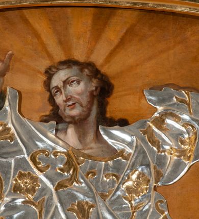 Zdjęcie nr 80: Drewniany, przyścienny ołtarz o formach architektonicznych, jednoosiowy, jednokondygnacyjny ze zwieńczeniem. Mensa murowana w kształcie prostopadłościanu zwieńczonego profilowanym gzymsem; antepedium prostokątne, w drewnianej, płaskorzeźbionej w motywy akantowe, złoconej ramie, dwustronne. Awers tłoczony, srebrzony, wykonany w technice papier mâché; rewers z malowanym na desce wyobrażeniem Veraicon na tle narzędzi męki. Tabernakulum na osi, złożone z mosiężnej, złoconej, sześciobocznej skrzynki w rozbudowanej, drewnianej obudowie o formach architektonicznych. Na nim tron wystawienia w kształcie niszy dekorowanej kratką, nakrytej kopułką z latarnią i przysłoniętej złapanymi po bokach kotarami. Na latarni rzeźbione przedstawienie pelikana karmiącego pisklęta własną krwią. Skrzynkę z tronem ulokowano na tle parawanu ustawionego na podwójnym cokole, ażurowego w górnej części, wypełnionego dekoracją roślinną, złączonego z kopułka spływami. 
Retabulum ołtarzowe drewniane wsparte na wysokim, dwudzielnym, murowanym cokole. Cokół w obudowie drewnianej, jego kondygnacje wydzielone wydatnymi, silnie występującymi przed lico gzymsami; mocno wysunięte ku przodowi części przednie. Ich lica z prostokątnymi płycinami mieszczącymi suchy akant; w części środkowej drugiej kondygnacji cokołu, dodatkowo pełnoplastyczne główki puttów. Na cokole ustawione zdwojone, złocone kolumny o skręconych trzonach i kompozytowych kapitelach. Pomiędzy nimi płyciny wypełnione dekoracją w formie podwieszonego wieńca, u jego szczytu putta pełniące rolę atlantów. Na tle płycin ustawione drewniane, złocone figury z lewej św. Zygmunta i z prawej św. Marii Magdaleny – patronów kościoła. Pole ołtarza z prostokątną niszą zamkniętą łukiem wyniesionym; ujętą płaskorzeźbioną, złoconą ramą zdobioną suchym akantem. W niszy pełnoplastyczny, polichromowany i złocony krucyfiks na aksamitnym tle, flankowany przez płaskorzeźbione wyobrażenia słońca i księżyca. Nisza zasuwana obrazem z Przemienieniem na górze Tabor, w drewnianej, złoconej sukience. Kolumny dźwigają pełne, wyłamane na osiach podpór belkowanie, z wydatnym, silnie profilowanym gzymsem; na jego osi złocony monogram „IHS” w otoku ze srebrzonych obłoków na tle promienistej glorii. Całość wieńczą fragmenty przerwanego przyczółka o formach wklęsło-wypukłych, z ażurową dekoracją z suchego akantu. Pomiędzy ramionami przyczółka złocona gloria promienista, w centrum której płaskorzeźbiona postać Boga Ojca siedzącego na srebrzonym obłoku ze srebrzoną gołębicą Ducha Świętego u stóp. Na ramionach glorii uskrzydlone główki puttów, niektóre na tle obłoków. Po bokach, na gzymsie siedzące postaci nagich, adorujących puttów. Ołtarz ujęty ażurowymi, złoconymi uszami z suchego akantu, w który wplecione są groteskowe putta trzymające pochodnie. Większość powierzchni ołtarza marmoryzowana, w kolorze jasnej, oliwkowej zieleni, z ciemniejszymi brązowymi elementami wypełniającymi płyciny. Złocenia w partiach ornamentów, kolumn oraz załamaniach profili elementów architektonicznych; srebrzone obłoki, części szat postaci i pelikan. 