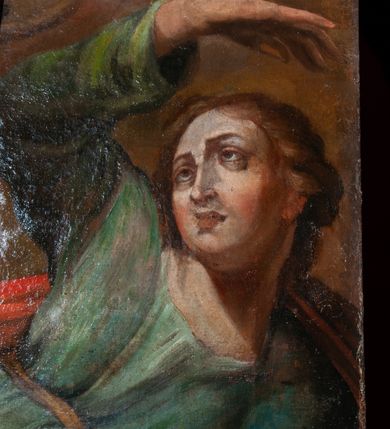 Zdjęcie nr 83: Drewniany, przyścienny ołtarz o formach architektonicznych, jednoosiowy, jednokondygnacyjny ze zwieńczeniem. Mensa murowana w kształcie prostopadłościanu zwieńczonego profilowanym gzymsem; antepedium prostokątne, w drewnianej, płaskorzeźbionej w motywy akantowe, złoconej ramie, dwustronne. Awers tłoczony, srebrzony, wykonany w technice papier mâché; rewers z malowanym na desce wyobrażeniem Veraicon na tle narzędzi męki. Tabernakulum na osi, złożone z mosiężnej, złoconej, sześciobocznej skrzynki w rozbudowanej, drewnianej obudowie o formach architektonicznych. Na nim tron wystawienia w kształcie niszy dekorowanej kratką, nakrytej kopułką z latarnią i przysłoniętej złapanymi po bokach kotarami. Na latarni rzeźbione przedstawienie pelikana karmiącego pisklęta własną krwią. Skrzynkę z tronem ulokowano na tle parawanu ustawionego na podwójnym cokole, ażurowego w górnej części, wypełnionego dekoracją roślinną, złączonego z kopułka spływami. 
Retabulum ołtarzowe drewniane wsparte na wysokim, dwudzielnym, murowanym cokole. Cokół w obudowie drewnianej, jego kondygnacje wydzielone wydatnymi, silnie występującymi przed lico gzymsami; mocno wysunięte ku przodowi części przednie. Ich lica z prostokątnymi płycinami mieszczącymi suchy akant; w części środkowej drugiej kondygnacji cokołu, dodatkowo pełnoplastyczne główki puttów. Na cokole ustawione zdwojone, złocone kolumny o skręconych trzonach i kompozytowych kapitelach. Pomiędzy nimi płyciny wypełnione dekoracją w formie podwieszonego wieńca, u jego szczytu putta pełniące rolę atlantów. Na tle płycin ustawione drewniane, złocone figury z lewej św. Zygmunta i z prawej św. Marii Magdaleny – patronów kościoła. Pole ołtarza z prostokątną niszą zamkniętą łukiem wyniesionym; ujętą płaskorzeźbioną, złoconą ramą zdobioną suchym akantem. W niszy pełnoplastyczny, polichromowany i złocony krucyfiks na aksamitnym tle, flankowany przez płaskorzeźbione wyobrażenia słońca i księżyca. Nisza zasuwana obrazem z Przemienieniem na górze Tabor, w drewnianej, złoconej sukience. Kolumny dźwigają pełne, wyłamane na osiach podpór belkowanie, z wydatnym, silnie profilowanym gzymsem; na jego osi złocony monogram „IHS” w otoku ze srebrzonych obłoków na tle promienistej glorii. Całość wieńczą fragmenty przerwanego przyczółka o formach wklęsło-wypukłych, z ażurową dekoracją z suchego akantu. Pomiędzy ramionami przyczółka złocona gloria promienista, w centrum której płaskorzeźbiona postać Boga Ojca siedzącego na srebrzonym obłoku ze srebrzoną gołębicą Ducha Świętego u stóp. Na ramionach glorii uskrzydlone główki puttów, niektóre na tle obłoków. Po bokach, na gzymsie siedzące postaci nagich, adorujących puttów. Ołtarz ujęty ażurowymi, złoconymi uszami z suchego akantu, w który wplecione są groteskowe putta trzymające pochodnie. Większość powierzchni ołtarza marmoryzowana, w kolorze jasnej, oliwkowej zieleni, z ciemniejszymi brązowymi elementami wypełniającymi płyciny. Złocenia w partiach ornamentów, kolumn oraz załamaniach profili elementów architektonicznych; srebrzone obłoki, części szat postaci i pelikan. 