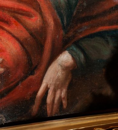 Zdjęcie nr 92: Drewniany, przyścienny ołtarz o formach architektonicznych, jednoosiowy, jednokondygnacyjny ze zwieńczeniem. Mensa murowana w kształcie prostopadłościanu zwieńczonego profilowanym gzymsem; antepedium prostokątne, w drewnianej, płaskorzeźbionej w motywy akantowe, złoconej ramie, dwustronne. Awers tłoczony, srebrzony, wykonany w technice papier mâché; rewers z malowanym na desce wyobrażeniem Veraicon na tle narzędzi męki. Tabernakulum na osi, złożone z mosiężnej, złoconej, sześciobocznej skrzynki w rozbudowanej, drewnianej obudowie o formach architektonicznych. Na nim tron wystawienia w kształcie niszy dekorowanej kratką, nakrytej kopułką z latarnią i przysłoniętej złapanymi po bokach kotarami. Na latarni rzeźbione przedstawienie pelikana karmiącego pisklęta własną krwią. Skrzynkę z tronem ulokowano na tle parawanu ustawionego na podwójnym cokole, ażurowego w górnej części, wypełnionego dekoracją roślinną, złączonego z kopułka spływami. 
Retabulum ołtarzowe drewniane wsparte na wysokim, dwudzielnym, murowanym cokole. Cokół w obudowie drewnianej, jego kondygnacje wydzielone wydatnymi, silnie występującymi przed lico gzymsami; mocno wysunięte ku przodowi części przednie. Ich lica z prostokątnymi płycinami mieszczącymi suchy akant; w części środkowej drugiej kondygnacji cokołu, dodatkowo pełnoplastyczne główki puttów. Na cokole ustawione zdwojone, złocone kolumny o skręconych trzonach i kompozytowych kapitelach. Pomiędzy nimi płyciny wypełnione dekoracją w formie podwieszonego wieńca, u jego szczytu putta pełniące rolę atlantów. Na tle płycin ustawione drewniane, złocone figury z lewej św. Zygmunta i z prawej św. Marii Magdaleny – patronów kościoła. Pole ołtarza z prostokątną niszą zamkniętą łukiem wyniesionym; ujętą płaskorzeźbioną, złoconą ramą zdobioną suchym akantem. W niszy pełnoplastyczny, polichromowany i złocony krucyfiks na aksamitnym tle, flankowany przez płaskorzeźbione wyobrażenia słońca i księżyca. Nisza zasuwana obrazem z Przemienieniem na górze Tabor, w drewnianej, złoconej sukience. Kolumny dźwigają pełne, wyłamane na osiach podpór belkowanie, z wydatnym, silnie profilowanym gzymsem; na jego osi złocony monogram „IHS” w otoku ze srebrzonych obłoków na tle promienistej glorii. Całość wieńczą fragmenty przerwanego przyczółka o formach wklęsło-wypukłych, z ażurową dekoracją z suchego akantu. Pomiędzy ramionami przyczółka złocona gloria promienista, w centrum której płaskorzeźbiona postać Boga Ojca siedzącego na srebrzonym obłoku ze srebrzoną gołębicą Ducha Świętego u stóp. Na ramionach glorii uskrzydlone główki puttów, niektóre na tle obłoków. Po bokach, na gzymsie siedzące postaci nagich, adorujących puttów. Ołtarz ujęty ażurowymi, złoconymi uszami z suchego akantu, w który wplecione są groteskowe putta trzymające pochodnie. Większość powierzchni ołtarza marmoryzowana, w kolorze jasnej, oliwkowej zieleni, z ciemniejszymi brązowymi elementami wypełniającymi płyciny. Złocenia w partiach ornamentów, kolumn oraz załamaniach profili elementów architektonicznych; srebrzone obłoki, części szat postaci i pelikan. 