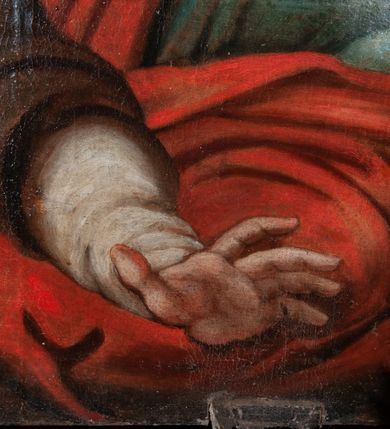 Zdjęcie nr 91: Drewniany, przyścienny ołtarz o formach architektonicznych, jednoosiowy, jednokondygnacyjny ze zwieńczeniem. Mensa murowana w kształcie prostopadłościanu zwieńczonego profilowanym gzymsem; antepedium prostokątne, w drewnianej, płaskorzeźbionej w motywy akantowe, złoconej ramie, dwustronne. Awers tłoczony, srebrzony, wykonany w technice papier mâché; rewers z malowanym na desce wyobrażeniem Veraicon na tle narzędzi męki. Tabernakulum na osi, złożone z mosiężnej, złoconej, sześciobocznej skrzynki w rozbudowanej, drewnianej obudowie o formach architektonicznych. Na nim tron wystawienia w kształcie niszy dekorowanej kratką, nakrytej kopułką z latarnią i przysłoniętej złapanymi po bokach kotarami. Na latarni rzeźbione przedstawienie pelikana karmiącego pisklęta własną krwią. Skrzynkę z tronem ulokowano na tle parawanu ustawionego na podwójnym cokole, ażurowego w górnej części, wypełnionego dekoracją roślinną, złączonego z kopułka spływami. 
Retabulum ołtarzowe drewniane wsparte na wysokim, dwudzielnym, murowanym cokole. Cokół w obudowie drewnianej, jego kondygnacje wydzielone wydatnymi, silnie występującymi przed lico gzymsami; mocno wysunięte ku przodowi części przednie. Ich lica z prostokątnymi płycinami mieszczącymi suchy akant; w części środkowej drugiej kondygnacji cokołu, dodatkowo pełnoplastyczne główki puttów. Na cokole ustawione zdwojone, złocone kolumny o skręconych trzonach i kompozytowych kapitelach. Pomiędzy nimi płyciny wypełnione dekoracją w formie podwieszonego wieńca, u jego szczytu putta pełniące rolę atlantów. Na tle płycin ustawione drewniane, złocone figury z lewej św. Zygmunta i z prawej św. Marii Magdaleny – patronów kościoła. Pole ołtarza z prostokątną niszą zamkniętą łukiem wyniesionym; ujętą płaskorzeźbioną, złoconą ramą zdobioną suchym akantem. W niszy pełnoplastyczny, polichromowany i złocony krucyfiks na aksamitnym tle, flankowany przez płaskorzeźbione wyobrażenia słońca i księżyca. Nisza zasuwana obrazem z Przemienieniem na górze Tabor, w drewnianej, złoconej sukience. Kolumny dźwigają pełne, wyłamane na osiach podpór belkowanie, z wydatnym, silnie profilowanym gzymsem; na jego osi złocony monogram „IHS” w otoku ze srebrzonych obłoków na tle promienistej glorii. Całość wieńczą fragmenty przerwanego przyczółka o formach wklęsło-wypukłych, z ażurową dekoracją z suchego akantu. Pomiędzy ramionami przyczółka złocona gloria promienista, w centrum której płaskorzeźbiona postać Boga Ojca siedzącego na srebrzonym obłoku ze srebrzoną gołębicą Ducha Świętego u stóp. Na ramionach glorii uskrzydlone główki puttów, niektóre na tle obłoków. Po bokach, na gzymsie siedzące postaci nagich, adorujących puttów. Ołtarz ujęty ażurowymi, złoconymi uszami z suchego akantu, w który wplecione są groteskowe putta trzymające pochodnie. Większość powierzchni ołtarza marmoryzowana, w kolorze jasnej, oliwkowej zieleni, z ciemniejszymi brązowymi elementami wypełniającymi płyciny. Złocenia w partiach ornamentów, kolumn oraz załamaniach profili elementów architektonicznych; srebrzone obłoki, części szat postaci i pelikan. 