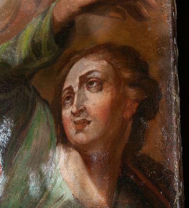 Zdjęcie nr 84: Drewniany, przyścienny ołtarz o formach architektonicznych, jednoosiowy, jednokondygnacyjny ze zwieńczeniem. Mensa murowana w kształcie prostopadłościanu zwieńczonego profilowanym gzymsem; antepedium prostokątne, w drewnianej, płaskorzeźbionej w motywy akantowe, złoconej ramie, dwustronne. Awers tłoczony, srebrzony, wykonany w technice papier mâché; rewers z malowanym na desce wyobrażeniem Veraicon na tle narzędzi męki. Tabernakulum na osi, złożone z mosiężnej, złoconej, sześciobocznej skrzynki w rozbudowanej, drewnianej obudowie o formach architektonicznych. Na nim tron wystawienia w kształcie niszy dekorowanej kratką, nakrytej kopułką z latarnią i przysłoniętej złapanymi po bokach kotarami. Na latarni rzeźbione przedstawienie pelikana karmiącego pisklęta własną krwią. Skrzynkę z tronem ulokowano na tle parawanu ustawionego na podwójnym cokole, ażurowego w górnej części, wypełnionego dekoracją roślinną, złączonego z kopułka spływami. 
Retabulum ołtarzowe drewniane wsparte na wysokim, dwudzielnym, murowanym cokole. Cokół w obudowie drewnianej, jego kondygnacje wydzielone wydatnymi, silnie występującymi przed lico gzymsami; mocno wysunięte ku przodowi części przednie. Ich lica z prostokątnymi płycinami mieszczącymi suchy akant; w części środkowej drugiej kondygnacji cokołu, dodatkowo pełnoplastyczne główki puttów. Na cokole ustawione zdwojone, złocone kolumny o skręconych trzonach i kompozytowych kapitelach. Pomiędzy nimi płyciny wypełnione dekoracją w formie podwieszonego wieńca, u jego szczytu putta pełniące rolę atlantów. Na tle płycin ustawione drewniane, złocone figury z lewej św. Zygmunta i z prawej św. Marii Magdaleny – patronów kościoła. Pole ołtarza z prostokątną niszą zamkniętą łukiem wyniesionym; ujętą płaskorzeźbioną, złoconą ramą zdobioną suchym akantem. W niszy pełnoplastyczny, polichromowany i złocony krucyfiks na aksamitnym tle, flankowany przez płaskorzeźbione wyobrażenia słońca i księżyca. Nisza zasuwana obrazem z Przemienieniem na górze Tabor, w drewnianej, złoconej sukience. Kolumny dźwigają pełne, wyłamane na osiach podpór belkowanie, z wydatnym, silnie profilowanym gzymsem; na jego osi złocony monogram „IHS” w otoku ze srebrzonych obłoków na tle promienistej glorii. Całość wieńczą fragmenty przerwanego przyczółka o formach wklęsło-wypukłych, z ażurową dekoracją z suchego akantu. Pomiędzy ramionami przyczółka złocona gloria promienista, w centrum której płaskorzeźbiona postać Boga Ojca siedzącego na srebrzonym obłoku ze srebrzoną gołębicą Ducha Świętego u stóp. Na ramionach glorii uskrzydlone główki puttów, niektóre na tle obłoków. Po bokach, na gzymsie siedzące postaci nagich, adorujących puttów. Ołtarz ujęty ażurowymi, złoconymi uszami z suchego akantu, w który wplecione są groteskowe putta trzymające pochodnie. Większość powierzchni ołtarza marmoryzowana, w kolorze jasnej, oliwkowej zieleni, z ciemniejszymi brązowymi elementami wypełniającymi płyciny. Złocenia w partiach ornamentów, kolumn oraz załamaniach profili elementów architektonicznych; srebrzone obłoki, części szat postaci i pelikan. 