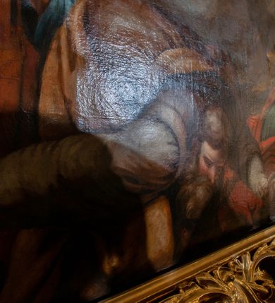 Zdjęcie nr 95: Drewniany, przyścienny ołtarz o formach architektonicznych, jednoosiowy, jednokondygnacyjny ze zwieńczeniem. Mensa murowana w kształcie prostopadłościanu zwieńczonego profilowanym gzymsem; antepedium prostokątne, w drewnianej, płaskorzeźbionej w motywy akantowe, złoconej ramie, dwustronne. Awers tłoczony, srebrzony, wykonany w technice papier mâché; rewers z malowanym na desce wyobrażeniem Veraicon na tle narzędzi męki. Tabernakulum na osi, złożone z mosiężnej, złoconej, sześciobocznej skrzynki w rozbudowanej, drewnianej obudowie o formach architektonicznych. Na nim tron wystawienia w kształcie niszy dekorowanej kratką, nakrytej kopułką z latarnią i przysłoniętej złapanymi po bokach kotarami. Na latarni rzeźbione przedstawienie pelikana karmiącego pisklęta własną krwią. Skrzynkę z tronem ulokowano na tle parawanu ustawionego na podwójnym cokole, ażurowego w górnej części, wypełnionego dekoracją roślinną, złączonego z kopułka spływami. 
Retabulum ołtarzowe drewniane wsparte na wysokim, dwudzielnym, murowanym cokole. Cokół w obudowie drewnianej, jego kondygnacje wydzielone wydatnymi, silnie występującymi przed lico gzymsami; mocno wysunięte ku przodowi części przednie. Ich lica z prostokątnymi płycinami mieszczącymi suchy akant; w części środkowej drugiej kondygnacji cokołu, dodatkowo pełnoplastyczne główki puttów. Na cokole ustawione zdwojone, złocone kolumny o skręconych trzonach i kompozytowych kapitelach. Pomiędzy nimi płyciny wypełnione dekoracją w formie podwieszonego wieńca, u jego szczytu putta pełniące rolę atlantów. Na tle płycin ustawione drewniane, złocone figury z lewej św. Zygmunta i z prawej św. Marii Magdaleny – patronów kościoła. Pole ołtarza z prostokątną niszą zamkniętą łukiem wyniesionym; ujętą płaskorzeźbioną, złoconą ramą zdobioną suchym akantem. W niszy pełnoplastyczny, polichromowany i złocony krucyfiks na aksamitnym tle, flankowany przez płaskorzeźbione wyobrażenia słońca i księżyca. Nisza zasuwana obrazem z Przemienieniem na górze Tabor, w drewnianej, złoconej sukience. Kolumny dźwigają pełne, wyłamane na osiach podpór belkowanie, z wydatnym, silnie profilowanym gzymsem; na jego osi złocony monogram „IHS” w otoku ze srebrzonych obłoków na tle promienistej glorii. Całość wieńczą fragmenty przerwanego przyczółka o formach wklęsło-wypukłych, z ażurową dekoracją z suchego akantu. Pomiędzy ramionami przyczółka złocona gloria promienista, w centrum której płaskorzeźbiona postać Boga Ojca siedzącego na srebrzonym obłoku ze srebrzoną gołębicą Ducha Świętego u stóp. Na ramionach glorii uskrzydlone główki puttów, niektóre na tle obłoków. Po bokach, na gzymsie siedzące postaci nagich, adorujących puttów. Ołtarz ujęty ażurowymi, złoconymi uszami z suchego akantu, w który wplecione są groteskowe putta trzymające pochodnie. Większość powierzchni ołtarza marmoryzowana, w kolorze jasnej, oliwkowej zieleni, z ciemniejszymi brązowymi elementami wypełniającymi płyciny. Złocenia w partiach ornamentów, kolumn oraz załamaniach profili elementów architektonicznych; srebrzone obłoki, części szat postaci i pelikan. 