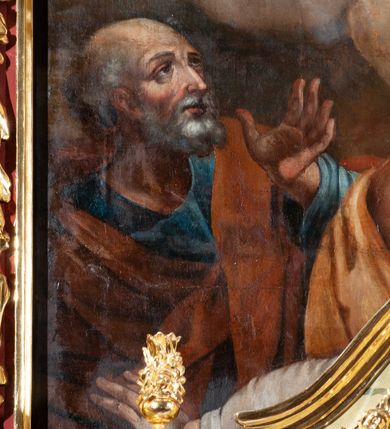 Zdjęcie nr 86: Drewniany, przyścienny ołtarz o formach architektonicznych, jednoosiowy, jednokondygnacyjny ze zwieńczeniem. Mensa murowana w kształcie prostopadłościanu zwieńczonego profilowanym gzymsem; antepedium prostokątne, w drewnianej, płaskorzeźbionej w motywy akantowe, złoconej ramie, dwustronne. Awers tłoczony, srebrzony, wykonany w technice papier mâché; rewers z malowanym na desce wyobrażeniem Veraicon na tle narzędzi męki. Tabernakulum na osi, złożone z mosiężnej, złoconej, sześciobocznej skrzynki w rozbudowanej, drewnianej obudowie o formach architektonicznych. Na nim tron wystawienia w kształcie niszy dekorowanej kratką, nakrytej kopułką z latarnią i przysłoniętej złapanymi po bokach kotarami. Na latarni rzeźbione przedstawienie pelikana karmiącego pisklęta własną krwią. Skrzynkę z tronem ulokowano na tle parawanu ustawionego na podwójnym cokole, ażurowego w górnej części, wypełnionego dekoracją roślinną, złączonego z kopułka spływami. 
Retabulum ołtarzowe drewniane wsparte na wysokim, dwudzielnym, murowanym cokole. Cokół w obudowie drewnianej, jego kondygnacje wydzielone wydatnymi, silnie występującymi przed lico gzymsami; mocno wysunięte ku przodowi części przednie. Ich lica z prostokątnymi płycinami mieszczącymi suchy akant; w części środkowej drugiej kondygnacji cokołu, dodatkowo pełnoplastyczne główki puttów. Na cokole ustawione zdwojone, złocone kolumny o skręconych trzonach i kompozytowych kapitelach. Pomiędzy nimi płyciny wypełnione dekoracją w formie podwieszonego wieńca, u jego szczytu putta pełniące rolę atlantów. Na tle płycin ustawione drewniane, złocone figury z lewej św. Zygmunta i z prawej św. Marii Magdaleny – patronów kościoła. Pole ołtarza z prostokątną niszą zamkniętą łukiem wyniesionym; ujętą płaskorzeźbioną, złoconą ramą zdobioną suchym akantem. W niszy pełnoplastyczny, polichromowany i złocony krucyfiks na aksamitnym tle, flankowany przez płaskorzeźbione wyobrażenia słońca i księżyca. Nisza zasuwana obrazem z Przemienieniem na górze Tabor, w drewnianej, złoconej sukience. Kolumny dźwigają pełne, wyłamane na osiach podpór belkowanie, z wydatnym, silnie profilowanym gzymsem; na jego osi złocony monogram „IHS” w otoku ze srebrzonych obłoków na tle promienistej glorii. Całość wieńczą fragmenty przerwanego przyczółka o formach wklęsło-wypukłych, z ażurową dekoracją z suchego akantu. Pomiędzy ramionami przyczółka złocona gloria promienista, w centrum której płaskorzeźbiona postać Boga Ojca siedzącego na srebrzonym obłoku ze srebrzoną gołębicą Ducha Świętego u stóp. Na ramionach glorii uskrzydlone główki puttów, niektóre na tle obłoków. Po bokach, na gzymsie siedzące postaci nagich, adorujących puttów. Ołtarz ujęty ażurowymi, złoconymi uszami z suchego akantu, w który wplecione są groteskowe putta trzymające pochodnie. Większość powierzchni ołtarza marmoryzowana, w kolorze jasnej, oliwkowej zieleni, z ciemniejszymi brązowymi elementami wypełniającymi płyciny. Złocenia w partiach ornamentów, kolumn oraz załamaniach profili elementów architektonicznych; srebrzone obłoki, części szat postaci i pelikan. 