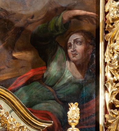 Zdjęcie nr 82: Drewniany, przyścienny ołtarz o formach architektonicznych, jednoosiowy, jednokondygnacyjny ze zwieńczeniem. Mensa murowana w kształcie prostopadłościanu zwieńczonego profilowanym gzymsem; antepedium prostokątne, w drewnianej, płaskorzeźbionej w motywy akantowe, złoconej ramie, dwustronne. Awers tłoczony, srebrzony, wykonany w technice papier mâché; rewers z malowanym na desce wyobrażeniem Veraicon na tle narzędzi męki. Tabernakulum na osi, złożone z mosiężnej, złoconej, sześciobocznej skrzynki w rozbudowanej, drewnianej obudowie o formach architektonicznych. Na nim tron wystawienia w kształcie niszy dekorowanej kratką, nakrytej kopułką z latarnią i przysłoniętej złapanymi po bokach kotarami. Na latarni rzeźbione przedstawienie pelikana karmiącego pisklęta własną krwią. Skrzynkę z tronem ulokowano na tle parawanu ustawionego na podwójnym cokole, ażurowego w górnej części, wypełnionego dekoracją roślinną, złączonego z kopułka spływami. 
Retabulum ołtarzowe drewniane wsparte na wysokim, dwudzielnym, murowanym cokole. Cokół w obudowie drewnianej, jego kondygnacje wydzielone wydatnymi, silnie występującymi przed lico gzymsami; mocno wysunięte ku przodowi części przednie. Ich lica z prostokątnymi płycinami mieszczącymi suchy akant; w części środkowej drugiej kondygnacji cokołu, dodatkowo pełnoplastyczne główki puttów. Na cokole ustawione zdwojone, złocone kolumny o skręconych trzonach i kompozytowych kapitelach. Pomiędzy nimi płyciny wypełnione dekoracją w formie podwieszonego wieńca, u jego szczytu putta pełniące rolę atlantów. Na tle płycin ustawione drewniane, złocone figury z lewej św. Zygmunta i z prawej św. Marii Magdaleny – patronów kościoła. Pole ołtarza z prostokątną niszą zamkniętą łukiem wyniesionym; ujętą płaskorzeźbioną, złoconą ramą zdobioną suchym akantem. W niszy pełnoplastyczny, polichromowany i złocony krucyfiks na aksamitnym tle, flankowany przez płaskorzeźbione wyobrażenia słońca i księżyca. Nisza zasuwana obrazem z Przemienieniem na górze Tabor, w drewnianej, złoconej sukience. Kolumny dźwigają pełne, wyłamane na osiach podpór belkowanie, z wydatnym, silnie profilowanym gzymsem; na jego osi złocony monogram „IHS” w otoku ze srebrzonych obłoków na tle promienistej glorii. Całość wieńczą fragmenty przerwanego przyczółka o formach wklęsło-wypukłych, z ażurową dekoracją z suchego akantu. Pomiędzy ramionami przyczółka złocona gloria promienista, w centrum której płaskorzeźbiona postać Boga Ojca siedzącego na srebrzonym obłoku ze srebrzoną gołębicą Ducha Świętego u stóp. Na ramionach glorii uskrzydlone główki puttów, niektóre na tle obłoków. Po bokach, na gzymsie siedzące postaci nagich, adorujących puttów. Ołtarz ujęty ażurowymi, złoconymi uszami z suchego akantu, w który wplecione są groteskowe putta trzymające pochodnie. Większość powierzchni ołtarza marmoryzowana, w kolorze jasnej, oliwkowej zieleni, z ciemniejszymi brązowymi elementami wypełniającymi płyciny. Złocenia w partiach ornamentów, kolumn oraz załamaniach profili elementów architektonicznych; srebrzone obłoki, części szat postaci i pelikan. 