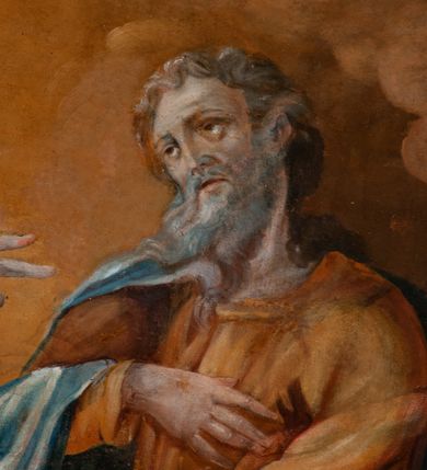 Zdjęcie nr 89: Drewniany, przyścienny ołtarz o formach architektonicznych, jednoosiowy, jednokondygnacyjny ze zwieńczeniem. Mensa murowana w kształcie prostopadłościanu zwieńczonego profilowanym gzymsem; antepedium prostokątne, w drewnianej, płaskorzeźbionej w motywy akantowe, złoconej ramie, dwustronne. Awers tłoczony, srebrzony, wykonany w technice papier mâché; rewers z malowanym na desce wyobrażeniem Veraicon na tle narzędzi męki. Tabernakulum na osi, złożone z mosiężnej, złoconej, sześciobocznej skrzynki w rozbudowanej, drewnianej obudowie o formach architektonicznych. Na nim tron wystawienia w kształcie niszy dekorowanej kratką, nakrytej kopułką z latarnią i przysłoniętej złapanymi po bokach kotarami. Na latarni rzeźbione przedstawienie pelikana karmiącego pisklęta własną krwią. Skrzynkę z tronem ulokowano na tle parawanu ustawionego na podwójnym cokole, ażurowego w górnej części, wypełnionego dekoracją roślinną, złączonego z kopułka spływami. 
Retabulum ołtarzowe drewniane wsparte na wysokim, dwudzielnym, murowanym cokole. Cokół w obudowie drewnianej, jego kondygnacje wydzielone wydatnymi, silnie występującymi przed lico gzymsami; mocno wysunięte ku przodowi części przednie. Ich lica z prostokątnymi płycinami mieszczącymi suchy akant; w części środkowej drugiej kondygnacji cokołu, dodatkowo pełnoplastyczne główki puttów. Na cokole ustawione zdwojone, złocone kolumny o skręconych trzonach i kompozytowych kapitelach. Pomiędzy nimi płyciny wypełnione dekoracją w formie podwieszonego wieńca, u jego szczytu putta pełniące rolę atlantów. Na tle płycin ustawione drewniane, złocone figury z lewej św. Zygmunta i z prawej św. Marii Magdaleny – patronów kościoła. Pole ołtarza z prostokątną niszą zamkniętą łukiem wyniesionym; ujętą płaskorzeźbioną, złoconą ramą zdobioną suchym akantem. W niszy pełnoplastyczny, polichromowany i złocony krucyfiks na aksamitnym tle, flankowany przez płaskorzeźbione wyobrażenia słońca i księżyca. Nisza zasuwana obrazem z Przemienieniem na górze Tabor, w drewnianej, złoconej sukience. Kolumny dźwigają pełne, wyłamane na osiach podpór belkowanie, z wydatnym, silnie profilowanym gzymsem; na jego osi złocony monogram „IHS” w otoku ze srebrzonych obłoków na tle promienistej glorii. Całość wieńczą fragmenty przerwanego przyczółka o formach wklęsło-wypukłych, z ażurową dekoracją z suchego akantu. Pomiędzy ramionami przyczółka złocona gloria promienista, w centrum której płaskorzeźbiona postać Boga Ojca siedzącego na srebrzonym obłoku ze srebrzoną gołębicą Ducha Świętego u stóp. Na ramionach glorii uskrzydlone główki puttów, niektóre na tle obłoków. Po bokach, na gzymsie siedzące postaci nagich, adorujących puttów. Ołtarz ujęty ażurowymi, złoconymi uszami z suchego akantu, w który wplecione są groteskowe putta trzymające pochodnie. Większość powierzchni ołtarza marmoryzowana, w kolorze jasnej, oliwkowej zieleni, z ciemniejszymi brązowymi elementami wypełniającymi płyciny. Złocenia w partiach ornamentów, kolumn oraz załamaniach profili elementów architektonicznych; srebrzone obłoki, części szat postaci i pelikan. 