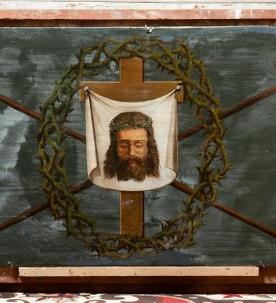 Zdjęcie nr 57: Drewniany, przyścienny ołtarz o formach architektonicznych, jednoosiowy, jednokondygnacyjny ze zwieńczeniem. Mensa murowana w kształcie prostopadłościanu zwieńczonego profilowanym gzymsem; antepedium prostokątne, w drewnianej, płaskorzeźbionej w motywy akantowe, złoconej ramie, dwustronne. Awers tłoczony, srebrzony, wykonany w technice papier mâché; rewers z malowanym na desce wyobrażeniem Veraicon na tle narzędzi męki. Tabernakulum na osi, złożone z mosiężnej, złoconej, sześciobocznej skrzynki w rozbudowanej, drewnianej obudowie o formach architektonicznych. Na nim tron wystawienia w kształcie niszy dekorowanej kratką, nakrytej kopułką z latarnią i przysłoniętej złapanymi po bokach kotarami. Na latarni rzeźbione przedstawienie pelikana karmiącego pisklęta własną krwią. Skrzynkę z tronem ulokowano na tle parawanu ustawionego na podwójnym cokole, ażurowego w górnej części, wypełnionego dekoracją roślinną, złączonego z kopułka spływami. 
Retabulum ołtarzowe drewniane wsparte na wysokim, dwudzielnym, murowanym cokole. Cokół w obudowie drewnianej, jego kondygnacje wydzielone wydatnymi, silnie występującymi przed lico gzymsami; mocno wysunięte ku przodowi części przednie. Ich lica z prostokątnymi płycinami mieszczącymi suchy akant; w części środkowej drugiej kondygnacji cokołu, dodatkowo pełnoplastyczne główki puttów. Na cokole ustawione zdwojone, złocone kolumny o skręconych trzonach i kompozytowych kapitelach. Pomiędzy nimi płyciny wypełnione dekoracją w formie podwieszonego wieńca, u jego szczytu putta pełniące rolę atlantów. Na tle płycin ustawione drewniane, złocone figury z lewej św. Zygmunta i z prawej św. Marii Magdaleny – patronów kościoła. Pole ołtarza z prostokątną niszą zamkniętą łukiem wyniesionym; ujętą płaskorzeźbioną, złoconą ramą zdobioną suchym akantem. W niszy pełnoplastyczny, polichromowany i złocony krucyfiks na aksamitnym tle, flankowany przez płaskorzeźbione wyobrażenia słońca i księżyca. Nisza zasuwana obrazem z Przemienieniem na górze Tabor, w drewnianej, złoconej sukience. Kolumny dźwigają pełne, wyłamane na osiach podpór belkowanie, z wydatnym, silnie profilowanym gzymsem; na jego osi złocony monogram „IHS” w otoku ze srebrzonych obłoków na tle promienistej glorii. Całość wieńczą fragmenty przerwanego przyczółka o formach wklęsło-wypukłych, z ażurową dekoracją z suchego akantu. Pomiędzy ramionami przyczółka złocona gloria promienista, w centrum której płaskorzeźbiona postać Boga Ojca siedzącego na srebrzonym obłoku ze srebrzoną gołębicą Ducha Świętego u stóp. Na ramionach glorii uskrzydlone główki puttów, niektóre na tle obłoków. Po bokach, na gzymsie siedzące postaci nagich, adorujących puttów. Ołtarz ujęty ażurowymi, złoconymi uszami z suchego akantu, w który wplecione są groteskowe putta trzymające pochodnie. Większość powierzchni ołtarza marmoryzowana, w kolorze jasnej, oliwkowej zieleni, z ciemniejszymi brązowymi elementami wypełniającymi płyciny. Złocenia w partiach ornamentów, kolumn oraz załamaniach profili elementów architektonicznych; srebrzone obłoki, części szat postaci i pelikan. 