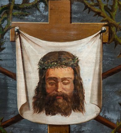 Zdjęcie nr 58: Drewniany, przyścienny ołtarz o formach architektonicznych, jednoosiowy, jednokondygnacyjny ze zwieńczeniem. Mensa murowana w kształcie prostopadłościanu zwieńczonego profilowanym gzymsem; antepedium prostokątne, w drewnianej, płaskorzeźbionej w motywy akantowe, złoconej ramie, dwustronne. Awers tłoczony, srebrzony, wykonany w technice papier mâché; rewers z malowanym na desce wyobrażeniem Veraicon na tle narzędzi męki. Tabernakulum na osi, złożone z mosiężnej, złoconej, sześciobocznej skrzynki w rozbudowanej, drewnianej obudowie o formach architektonicznych. Na nim tron wystawienia w kształcie niszy dekorowanej kratką, nakrytej kopułką z latarnią i przysłoniętej złapanymi po bokach kotarami. Na latarni rzeźbione przedstawienie pelikana karmiącego pisklęta własną krwią. Skrzynkę z tronem ulokowano na tle parawanu ustawionego na podwójnym cokole, ażurowego w górnej części, wypełnionego dekoracją roślinną, złączonego z kopułka spływami. 
Retabulum ołtarzowe drewniane wsparte na wysokim, dwudzielnym, murowanym cokole. Cokół w obudowie drewnianej, jego kondygnacje wydzielone wydatnymi, silnie występującymi przed lico gzymsami; mocno wysunięte ku przodowi części przednie. Ich lica z prostokątnymi płycinami mieszczącymi suchy akant; w części środkowej drugiej kondygnacji cokołu, dodatkowo pełnoplastyczne główki puttów. Na cokole ustawione zdwojone, złocone kolumny o skręconych trzonach i kompozytowych kapitelach. Pomiędzy nimi płyciny wypełnione dekoracją w formie podwieszonego wieńca, u jego szczytu putta pełniące rolę atlantów. Na tle płycin ustawione drewniane, złocone figury z lewej św. Zygmunta i z prawej św. Marii Magdaleny – patronów kościoła. Pole ołtarza z prostokątną niszą zamkniętą łukiem wyniesionym; ujętą płaskorzeźbioną, złoconą ramą zdobioną suchym akantem. W niszy pełnoplastyczny, polichromowany i złocony krucyfiks na aksamitnym tle, flankowany przez płaskorzeźbione wyobrażenia słońca i księżyca. Nisza zasuwana obrazem z Przemienieniem na górze Tabor, w drewnianej, złoconej sukience. Kolumny dźwigają pełne, wyłamane na osiach podpór belkowanie, z wydatnym, silnie profilowanym gzymsem; na jego osi złocony monogram „IHS” w otoku ze srebrzonych obłoków na tle promienistej glorii. Całość wieńczą fragmenty przerwanego przyczółka o formach wklęsło-wypukłych, z ażurową dekoracją z suchego akantu. Pomiędzy ramionami przyczółka złocona gloria promienista, w centrum której płaskorzeźbiona postać Boga Ojca siedzącego na srebrzonym obłoku ze srebrzoną gołębicą Ducha Świętego u stóp. Na ramionach glorii uskrzydlone główki puttów, niektóre na tle obłoków. Po bokach, na gzymsie siedzące postaci nagich, adorujących puttów. Ołtarz ujęty ażurowymi, złoconymi uszami z suchego akantu, w który wplecione są groteskowe putta trzymające pochodnie. Większość powierzchni ołtarza marmoryzowana, w kolorze jasnej, oliwkowej zieleni, z ciemniejszymi brązowymi elementami wypełniającymi płyciny. Złocenia w partiach ornamentów, kolumn oraz załamaniach profili elementów architektonicznych; srebrzone obłoki, części szat postaci i pelikan. 