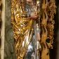 Zdjęcie nr 1: Pełnoplastyczna, drążona od tyłu, drewniana rzeźba stojąca po prawej stronie ołtarza głównego. Maria Magdalena stoi w lekkim kontrapoście, z głową przechyloną na prawo. W prawym ręku trzyma puszkę na wonności, lewą, opuszczoną wzdłuż ciała, podtrzymuje draperie szat. Ma owalną twarz o pełnych policzkach i wysokim czole. Niewielkie oczy i usta, wąskie brwi. Długie, falowane włosy opadają jej na oba ramiona. Jest ubrana w sięgającą ziemi, srebrzoną suknię oraz obfity, długi, złocony płaszcz, którego poła okrywa głowę postaci. U dołu, spod szat, widoczne są czubki jej butów. Włosy, karnacja oraz buty polichromowane; szaty srebrzone i złocone.
