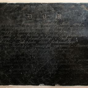 Zdjęcie nr 1: Tablica w kształcie leżącego prostokąta w obramieniu ze stylizowanych liści oplatatających ramę. W narożach rozetki. W górnej części ryty wizerunek uskrzydlonej klepsydry, w dolnej węża połykającego swój ogon. Inskrypcja  ryta, wykonana minuskułową kursywą.
„D(EO) O(PTIMO) M(AXIMO) / Karolinie Macieia z Grabskich Katarzyny / Kwapiszewskich Małżonków, Córce Eufrozyny / Drugiego Imienia, po Siedemnastém lecie, / Zeszłey z tego Swiata w Naypiękniéyszym kwiecie. /  Tysiąc Ośmset dwudziestego i Piątego / Roku a  Listopada dnia Siedemnastego. / Z rąk Rodziców płaczących wyrwanéy Stawiony / I łzami ku wiecznéy pamiątce skropiony. / Tu żałośni Rodzice Córke swą złożyli, /  Wątpiąc czyli Ją Światłu czy Niebu zrodzili, / Lecz, skoro Ją tak prędko Smierć z Oczu porwała, /  Znak nie omylny, że się Niebu podobała. / Przechodniu, co masz na celu duszy zbawienie, / Z mów za Nią choć iedno szczere pozdrowienie”.  
