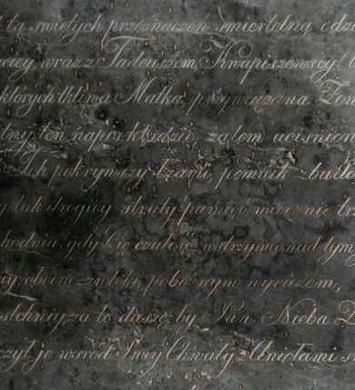 Zdjęcie nr 1: Prostokątna tablica z czarnego wapienia w otoku z rytych i złoconych liści dębu. W jej polu napis wykonany kursywą „D(EO) O(PTIMO) M(AXIMO) / Pod tą swiętych przeznaczeń smiertelną odzieżą / Maciey, wraz z Tadeuszem, Kwapiszewscy! leżą / Dla których tkliwa Matka, przywiązana Żona, / Smutny ten napis kładzie, żalem ucisniona / Grób Ich pokrywszy łzami, pomnik zbudowała, / Żeby, tak drogiey straty pamięć, wiecznie trwała. / Przechodniu! gdy Cię czułość wstrzyma nad tym głazem, / Uczciy, obecne zwłoki, pobożnym wyrazem, / I westchniy, za te duszę: by Pan! Nieba Ziemi, / Złączył je wsród Swej Chwały z Aniołami swemi. / Roku 1828.”