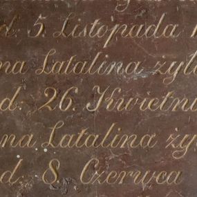 Zdjęcie nr 1: Kamienna tablica epitafijna w kształcie leżącego prostokąta wypełniona inskrypcją „Anna Latalina żyła lat 22. / zmarła d(nia) 5. Listopada 1849. r(oku) / Maryianna Latalina żyła lat 30. / zmarła d(nia) 26. Kwietnia 1855 r(oku) / Maryianna Latalina żyła lat 38. / zmarła d(nia) 8. Czerwca 1864. r(oku) / wdzięczny mąż dla trzech Żon / wraz z dziećmi te pamiątke stawia / prosi o westchnienie do Boga”. 
