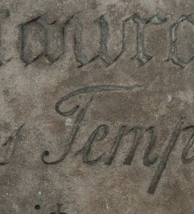 Zdjęcie nr 1: Tablica w kształcie leżącego prostokąta wmurowana w ścianę południową kruchty z kutym napisem „Restauratio / hujus Templi fi/nita fuit anno D(omini) / 1870”. 