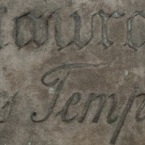 Zdjęcie nr 1: Tablica w kształcie leżącego prostokąta wmurowana w ścianę południową kruchty z kutym napisem „Restauratio / hujus Templi fi/nita fuit anno D(omini) / 1870”. 