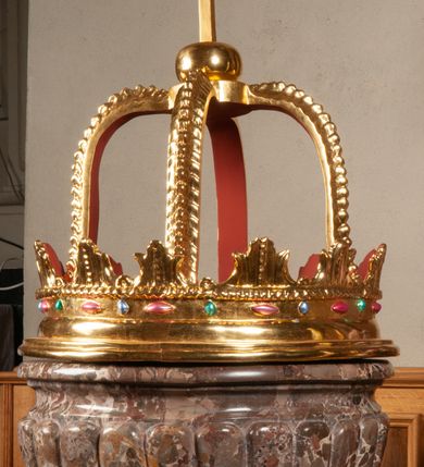 Zdjęcie nr 2: Chrzcielnica na czworobocznej, profilowanej stopie przechodzącej wyżej w trzon o formie gruszkowatego nodusa. Czara półkolista, puklowana z profilowanym brzegiem. Wewnątrz cynowa misa. Pokrywa drewniana, złocona i malowana w formie ażurowej korony w typie zamkniętym. Dolna obręcz profilowana i dekorowana elementami naśladującymi kameryzację; powyżej pas liści akantu. Kabłąki fakturowane; na ich przecięciu, osadzony na spłaszczonej kuli krzyż o trójlistnie zakończonych ramionach.