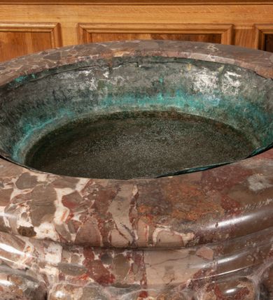 Zdjęcie nr 4: Chrzcielnica na czworobocznej, profilowanej stopie przechodzącej wyżej w trzon o formie gruszkowatego nodusa. Czara półkolista, puklowana z profilowanym brzegiem. Wewnątrz cynowa misa. Pokrywa drewniana, złocona i malowana w formie ażurowej korony w typie zamkniętym. Dolna obręcz profilowana i dekorowana elementami naśladującymi kameryzację; powyżej pas liści akantu. Kabłąki fakturowane; na ich przecięciu, osadzony na spłaszczonej kuli krzyż o trójlistnie zakończonych ramionach.