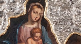 Zdjęcie nr 1: Obraz w kształcie owalu malowany na płótnie naklejonym na deskę. W centrum Matka Boska z Dzieciątkiem na kolanach. Maria w pozycji siedzącej, ukazana całopostaciowo, lewą ręką ugiętą w łokciu podtrzymuje Dzieciątko w okolicy klatki piersiowej. Głowa pochylona nieco w lewą stronę. Twarz o rysach młodej kobiety, oczy brązowe, nos długi, usta wąskie. Karnacja jasna, z rumieńcami na policzkach; włosy jasne, przykryte maforionem. Maria jest ubrana w suknię z długimi rękawami w kolorze jasnoróżowym, na którą zarzucony jest obfity, błękitny płaszcz okrywający ramiona. Spod szat widoczna lewa, bosa stopa. Nad głową malowany nimb, powyżej powtórzony w trybowanej blasze; złocony. Dzieciątko jest nagie, leży na kolanach Matki z głową pochyloną lekko do przodu. Ręce  ma ugięte, rozchylone w geście błogosławieństwa. Włosy ma krótkie, gęste, jasnobrązowe, twarz okrągłą z krótkim nosem, wąskimi ustami i półprzymkniętymi powiekami. Z prawej strony, w dole kompozycji, na pierwszym planie, ukazana klęcząca kobieta. W obu wyciągniętych przed siebie rękach trzyma tacę, na której leżą jasnoróżowe róże. Na głowie ma dekoracyjnie upięty kok, w który wpleciony jest pas materiału. Ubrana jest w ciemnoczerwoną suknię z krótkimi rękawami i szerokim dekoltem. Tło kompozycji jednolite, ciemne. Na górną część obrazu nałożony okład ze srebrnej blachy repusowanej w motywy wici roślinno-kwiatowej. Wewnętrzna krawędź okładu obwiedziona pozłoconym pasem blachy, z repusowanym ornamentem roślinnym. Na krawędzi punca kontrybucyjna „CE”.