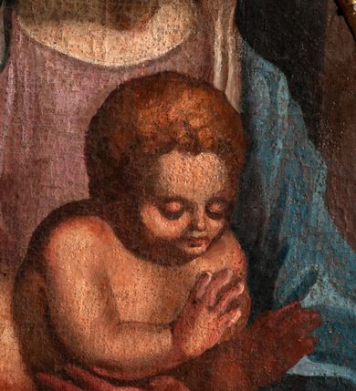 Zdjęcie nr 5: Obraz w kształcie owalu malowany na płótnie naklejonym na deskę. W centrum Matka Boska z Dzieciątkiem na kolanach. Maria w pozycji siedzącej, ukazana całopostaciowo, lewą ręką ugiętą w łokciu podtrzymuje Dzieciątko w okolicy klatki piersiowej. Głowa pochylona nieco w lewą stronę. Twarz o rysach młodej kobiety, oczy brązowe, nos długi, usta wąskie. Karnacja jasna, z rumieńcami na policzkach; włosy jasne, przykryte maforionem. Maria jest ubrana w suknię z długimi rękawami w kolorze jasnoróżowym, na którą zarzucony jest obfity, błękitny płaszcz okrywający ramiona. Spod szat widoczna lewa, bosa stopa. Nad głową malowany nimb, powyżej powtórzony w trybowanej blasze; złocony. Dzieciątko jest nagie, leży na kolanach Matki z głową pochyloną lekko do przodu. Ręce  ma ugięte, rozchylone w geście błogosławieństwa. Włosy ma krótkie, gęste, jasnobrązowe, twarz okrągłą z krótkim nosem, wąskimi ustami i półprzymkniętymi powiekami. Z prawej strony, w dole kompozycji, na pierwszym planie, ukazana klęcząca kobieta. W obu wyciągniętych przed siebie rękach trzyma tacę, na której leżą jasnoróżowe róże. Na głowie ma dekoracyjnie upięty kok, w który wpleciony jest pas materiału. Ubrana jest w ciemnoczerwoną suknię z krótkimi rękawami i szerokim dekoltem. Tło kompozycji jednolite, ciemne. Na górną część obrazu nałożony okład ze srebrnej blachy repusowanej w motywy wici roślinno-kwiatowej. Wewnętrzna krawędź okładu obwiedziona pozłoconym pasem blachy, z repusowanym ornamentem roślinnym. Na krawędzi punca kontrybucyjna „CE”.