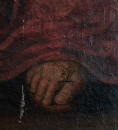 Zdjęcie nr 3: Obraz w kształcie stojącego prostokąta ujęty w drewnianą, profilowaną ramę. Na pierwszym planie, w centrum kompozycji ukazana całopostaciowo Matka Boska siedząca pod krzyżem. Głowę ma odchyloną lekko w prawą stronę i uniesioną nieco ku górze, twarz pełną. Wzrok kieruje do góry, po policzkach płyną jej łzy. Ręce ma złożone w geście modlitwy. Jest ubrana w długą, czerwoną suknię oraz obszerny, granatowy płaszcz. Spod szat widoczne stopy w sandałach. Za Marią drewniany krzyż z umieszczonym na szczycie titulusem w formie zwoju z napisem „IN/RI”. W tle rozległy widok na Jerozolimę. Kolorystyka obrazu ciemna, ciepła, stonowana.