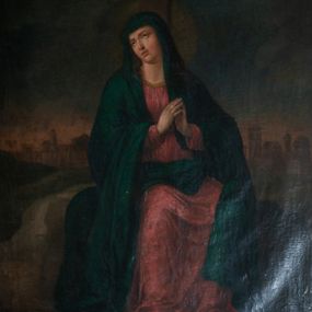 Zdjęcie nr 1: Obraz w kształcie stojącego prostokąta ujęty w drewnianą, profilowaną ramę. Na pierwszym planie, w centrum kompozycji ukazana całopostaciowo Matka Boska siedząca pod krzyżem. Głowę ma odchyloną lekko w prawą stronę i uniesioną nieco ku górze, twarz pełną. Wzrok kieruje do góry, po policzkach płyną jej łzy. Ręce ma złożone w geście modlitwy. Jest ubrana w długą, czerwoną suknię oraz obszerny, granatowy płaszcz. Spod szat widoczne stopy w sandałach. Za Marią drewniany krzyż z umieszczonym na szczycie titulusem w formie zwoju z napisem „IN/RI”. W tle rozległy widok na Jerozolimę. Kolorystyka obrazu ciemna, ciepła, stonowana.