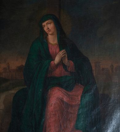 Zdjęcie nr 4: Obraz w kształcie stojącego prostokąta ujęty w drewnianą, profilowaną ramę. Na pierwszym planie, w centrum kompozycji ukazana całopostaciowo Matka Boska siedząca pod krzyżem. Głowę ma odchyloną lekko w prawą stronę i uniesioną nieco ku górze, twarz pełną. Wzrok kieruje do góry, po policzkach płyną jej łzy. Ręce ma złożone w geście modlitwy. Jest ubrana w długą, czerwoną suknię oraz obszerny, granatowy płaszcz. Spod szat widoczne stopy w sandałach. Za Marią drewniany krzyż z umieszczonym na szczycie titulusem w formie zwoju z napisem „IN/RI”. W tle rozległy widok na Jerozolimę. Kolorystyka obrazu ciemna, ciepła, stonowana.