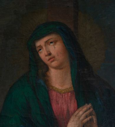 Zdjęcie nr 5: Obraz w kształcie stojącego prostokąta ujęty w drewnianą, profilowaną ramę. Na pierwszym planie, w centrum kompozycji ukazana całopostaciowo Matka Boska siedząca pod krzyżem. Głowę ma odchyloną lekko w prawą stronę i uniesioną nieco ku górze, twarz pełną. Wzrok kieruje do góry, po policzkach płyną jej łzy. Ręce ma złożone w geście modlitwy. Jest ubrana w długą, czerwoną suknię oraz obszerny, granatowy płaszcz. Spod szat widoczne stopy w sandałach. Za Marią drewniany krzyż z umieszczonym na szczycie titulusem w formie zwoju z napisem „IN/RI”. W tle rozległy widok na Jerozolimę. Kolorystyka obrazu ciemna, ciepła, stonowana.