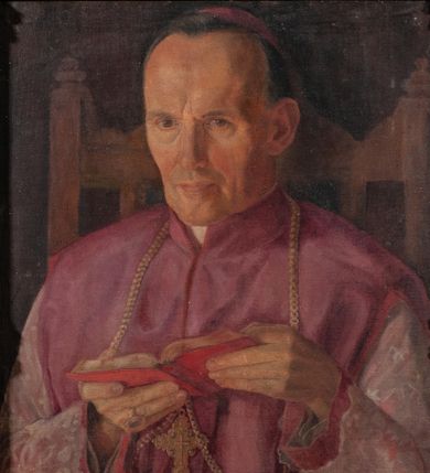 Zdjęcie nr 1: Obraz w kształcie stojącego prostokąta, w którego polu ukazano siedzącego na tronie, ujętego w półpostaci biskupa Franciszka Sonika. Duchowny w ugiętych i uniesionych na wysokość klatki piersiowej rękach trzyma otwarty modlitewnik. Głowę ma okoloną z krótkimi, ciemnymi włosami, lekko pochyloną do przodu, wzrok skierowany na widza. Twarz podłużna, szczupła, oczy małe, nos długi, usta wąskie, zamknięte; na czole zmarszczki, bruzdy wokół ust. Ubrany jest w haftowaną rokietę z czerwoną podszewką oraz purpurowy mantolet, na głowie ma purpurową piuskę. Na szyi nosi zawieszony na grubym łańcuchu krzyż pektoralny, a na prawej dłoni pierścień biskupi. Tło obrazu jest jednolite, ciemne. W prawym, dolnym rogu sygnatura „1942 / A. B[…]wska”. Obraz jest ujęty w złoconą, profilowaną ramę, dekorowaną w narożach plakietami utworzonymi z ornamentu roślinnego i wolutami na środku każdej krawędzi, od wewnątrz zdobioną rzędem jajownika. 