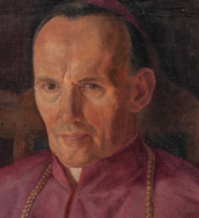 Zdjęcie nr 2: Obraz w kształcie stojącego prostokąta, w którego polu ukazano siedzącego na tronie, ujętego w półpostaci biskupa Franciszka Sonika. Duchowny w ugiętych i uniesionych na wysokość klatki piersiowej rękach trzyma otwarty modlitewnik. Głowę ma okoloną z krótkimi, ciemnymi włosami, lekko pochyloną do przodu, wzrok skierowany na widza. Twarz podłużna, szczupła, oczy małe, nos długi, usta wąskie, zamknięte; na czole zmarszczki, bruzdy wokół ust. Ubrany jest w haftowaną rokietę z czerwoną podszewką oraz purpurowy mantolet, na głowie ma purpurową piuskę. Na szyi nosi zawieszony na grubym łańcuchu krzyż pektoralny, a na prawej dłoni pierścień biskupi. Tło obrazu jest jednolite, ciemne. W prawym, dolnym rogu sygnatura „1942 / A. B[…]wska”. Obraz jest ujęty w złoconą, profilowaną ramę, dekorowaną w narożach plakietami utworzonymi z ornamentu roślinnego i wolutami na środku każdej krawędzi, od wewnątrz zdobioną rzędem jajownika. 