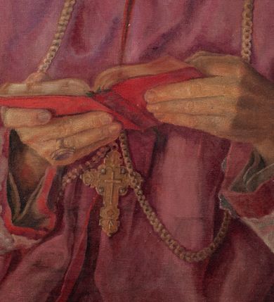 Zdjęcie nr 3: Obraz w kształcie stojącego prostokąta, w którego polu ukazano siedzącego na tronie, ujętego w półpostaci biskupa Franciszka Sonika. Duchowny w ugiętych i uniesionych na wysokość klatki piersiowej rękach trzyma otwarty modlitewnik. Głowę ma okoloną z krótkimi, ciemnymi włosami, lekko pochyloną do przodu, wzrok skierowany na widza. Twarz podłużna, szczupła, oczy małe, nos długi, usta wąskie, zamknięte; na czole zmarszczki, bruzdy wokół ust. Ubrany jest w haftowaną rokietę z czerwoną podszewką oraz purpurowy mantolet, na głowie ma purpurową piuskę. Na szyi nosi zawieszony na grubym łańcuchu krzyż pektoralny, a na prawej dłoni pierścień biskupi. Tło obrazu jest jednolite, ciemne. W prawym, dolnym rogu sygnatura „1942 / A. B[…]wska”. Obraz jest ujęty w złoconą, profilowaną ramę, dekorowaną w narożach plakietami utworzonymi z ornamentu roślinnego i wolutami na środku każdej krawędzi, od wewnątrz zdobioną rzędem jajownika. 