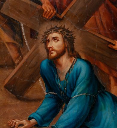 Zdjęcie nr 18: Obrazy w kształcie stojącego prostokąta, ujęte w drewnianą, złoconą i profilowaną ramą. Malowane przez dwóch artystów, stacje I-VI oraz XIII-XIV autorstwa Wojciecha Eljasza; stacje VII-XI – nieznanego malarza. I-VI, XIII-XIV to kompozycje wielopostaciowe, dynamiczne z powtarzającą się postacią ubranego w długą, błękitną tunikę Chrystusa o szczupłej, trójkątnej twarzy z dużymi, głęboko osadzonymi oczami. Tła pejzażowe, zaznaczone szkicowo. Kolorystyka ciepła z dominacją brązów i żółcieni, szaty postaci utrzymane w żywych kontrastowych barwach. Miękki modelunek światłocieniowy. Obrazy sygnowane w prawym dolnym rogu „Wojciech Eljasz 1883” lub „Wojciech Eljasz 1884”. Na odwrociu pisane cyframi rzymskimi oznaczenia numerów stacji. Stacja XIV, na odwrociu dodatkowo inskrypcja „Za staraniem X(iędza) Jacka Langera Proboszcza / w Wawrzeńczycach malowano w r(oku) 1883” VII-XI to kompozycje wielopostaciowe o  podobnej dyspozycji płótna jak w obrazach wcześniejszych, analogiczna postać Chrystusa oraz tło. Postaci bardziej smukłe o innym typie fizjonomicznym; modelunek bardziej linearny z silnie zaznaczonym konturem. Kolorystyka ciepła, w partiach tła stonowana, na pierwszym planie żywsza, bardziej kontrastowa. Obrazy niesygnowane, na odwrociu cyframi arabskimi zaznaczony numer stacji. Na odwrociu stacji VII i VIII, dodatkowo inskrypcja „Ofiara 2ch obrazów / Ludwikowej Łuczywo w r(oku) 1896”. 