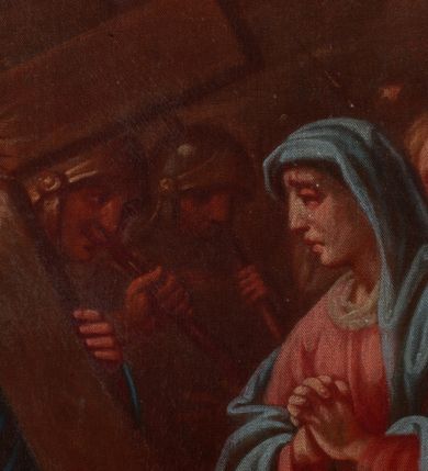 Zdjęcie nr 26: Obrazy w kształcie stojącego prostokąta, ujęte w drewnianą, złoconą i profilowaną ramą. Malowane przez dwóch artystów, stacje I-VI oraz XIII-XIV autorstwa Wojciecha Eljasza; stacje VII-XI – nieznanego malarza. I-VI, XIII-XIV to kompozycje wielopostaciowe, dynamiczne z powtarzającą się postacią ubranego w długą, błękitną tunikę Chrystusa o szczupłej, trójkątnej twarzy z dużymi, głęboko osadzonymi oczami. Tła pejzażowe, zaznaczone szkicowo. Kolorystyka ciepła z dominacją brązów i żółcieni, szaty postaci utrzymane w żywych kontrastowych barwach. Miękki modelunek światłocieniowy. Obrazy sygnowane w prawym dolnym rogu „Wojciech Eljasz 1883” lub „Wojciech Eljasz 1884”. Na odwrociu pisane cyframi rzymskimi oznaczenia numerów stacji. Stacja XIV, na odwrociu dodatkowo inskrypcja „Za staraniem X(iędza) Jacka Langera Proboszcza / w Wawrzeńczycach malowano w r(oku) 1883” VII-XI to kompozycje wielopostaciowe o  podobnej dyspozycji płótna jak w obrazach wcześniejszych, analogiczna postać Chrystusa oraz tło. Postaci bardziej smukłe o innym typie fizjonomicznym; modelunek bardziej linearny z silnie zaznaczonym konturem. Kolorystyka ciepła, w partiach tła stonowana, na pierwszym planie żywsza, bardziej kontrastowa. Obrazy niesygnowane, na odwrociu cyframi arabskimi zaznaczony numer stacji. Na odwrociu stacji VII i VIII, dodatkowo inskrypcja „Ofiara 2ch obrazów / Ludwikowej Łuczywo w r(oku) 1896”. 