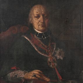 Zdjęcie nr 1: Obraz w kształcie stojącego prostokąta, w prostej drewnianej ramie. W centrum kompozycji, siedzący, ukazany w półpostaci, w ujęciu trzy czwarte biskup Jan Klemens Gołaszewski.  Ma wyprostowaną sylwetkę, ugięte w łokciach ręce oparte na poręczy krzesła, w prawej dłoni trzyma zamknięty modlitewnik, wkładając środkowy palec pomiędzy strony. Na serdecznym palcu pierścień z kamieniem w prostokątnej oprawie. Biskup został przedstawiony jako starszy mężczyzna z siwymi włosami i widoczną na głowie łysiną. Ma owalną twarz, oczy duże, ciemne, nos długi, usta zamknięte, rozciągnięte w delikatnym uśmiechu. Ubrany jest w rokietę wykończoną koronką. Na ramiona ma zarzucony czarny mucet z czerwonym podbiciem. Na lewej piersi gwiazda Orderu św. Stanisława z napisem „PRAEMIANDO INCITAT”, na szyi zawieszony krzyż pektoralny oraz komandoria Orderu św. Stanisława na szerokiej, bordowej wstędze. Drewniane poręcze krzesła zakończone wolutami. Tło ciemne, w lewym górnym rogu zawieszona kotara. Z tyłu, na ramie majuskułowa inskrypcja „JAN KLEMENS GOŁASZEWSKI Z ZGROMADZENIA XX MISSIONARZÓW BISKUP DRUGI WIGIRSKI, OPAT KOMENDATARYYNY TREMESZYŃSKI, SENATOR X(IĘS)TWA WARSZAW(SKIE)GO, RADCA KONFEDERACYI IENERALNEJ W R(OK)U 1812 ZAWIĄZANEY. Mąż cnotliwy uczony pożyteczny w Kościele i Oyczyznie. J.H. (?). 1815 17[…] 1815 (?)”. 