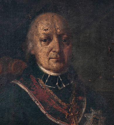 Zdjęcie nr 2: Obraz w kształcie stojącego prostokąta, w prostej drewnianej ramie. W centrum kompozycji, siedzący, ukazany w półpostaci, w ujęciu trzy czwarte biskup Jan Klemens Gołaszewski.  Ma wyprostowaną sylwetkę, ugięte w łokciach ręce oparte na poręczy krzesła, w prawej dłoni trzyma zamknięty modlitewnik, wkładając środkowy palec pomiędzy strony. Na serdecznym palcu pierścień z kamieniem w prostokątnej oprawie. Biskup został przedstawiony jako starszy mężczyzna z siwymi włosami i widoczną na głowie łysiną. Ma owalną twarz, oczy duże, ciemne, nos długi, usta zamknięte, rozciągnięte w delikatnym uśmiechu. Ubrany jest w rokietę wykończoną koronką. Na ramiona ma zarzucony czarny mucet z czerwonym podbiciem. Na lewej piersi gwiazda Orderu św. Stanisława z napisem „PRAEMIANDO INCITAT”, na szyi zawieszony krzyż pektoralny oraz komandoria Orderu św. Stanisława na szerokiej, bordowej wstędze. Drewniane poręcze krzesła zakończone wolutami. Tło ciemne, w lewym górnym rogu zawieszona kotara. Z tyłu, na ramie majuskułowa inskrypcja „JAN KLEMENS GOŁASZEWSKI Z ZGROMADZENIA XX MISSIONARZÓW BISKUP DRUGI WIGIRSKI, OPAT KOMENDATARYYNY TREMESZYŃSKI, SENATOR X(IĘS)TWA WARSZAW(SKIE)GO, RADCA KONFEDERACYI IENERALNEJ W R(OK)U 1812 ZAWIĄZANEY. Mąż cnotliwy uczony pożyteczny w Kościele i Oyczyznie. J.H. (?). 1815 17[…] 1815 (?)”. 